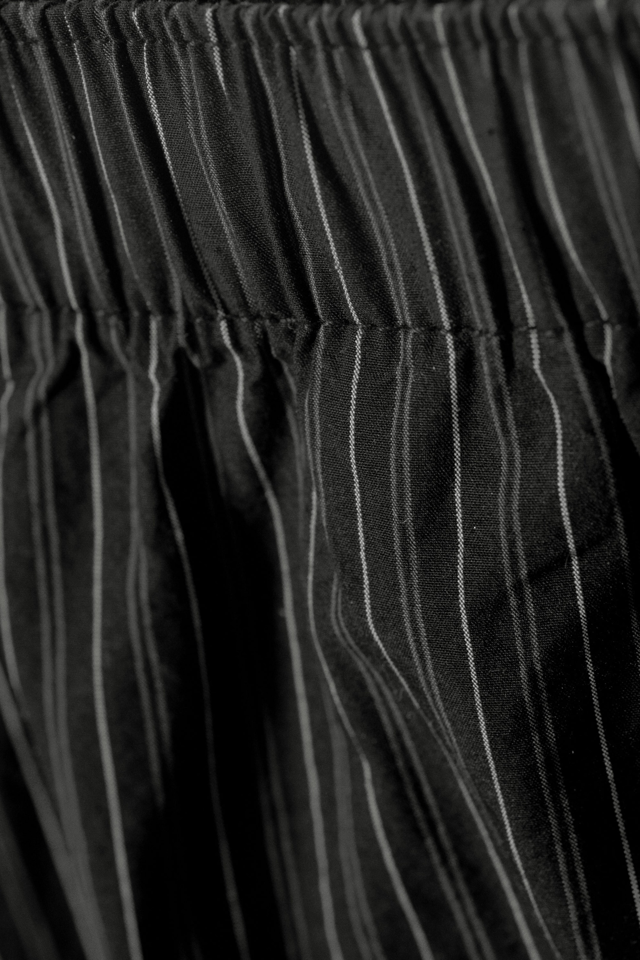 Schwarz gestreift - Locker sitzende Baumwollhose mit niedrigem Bund - 2