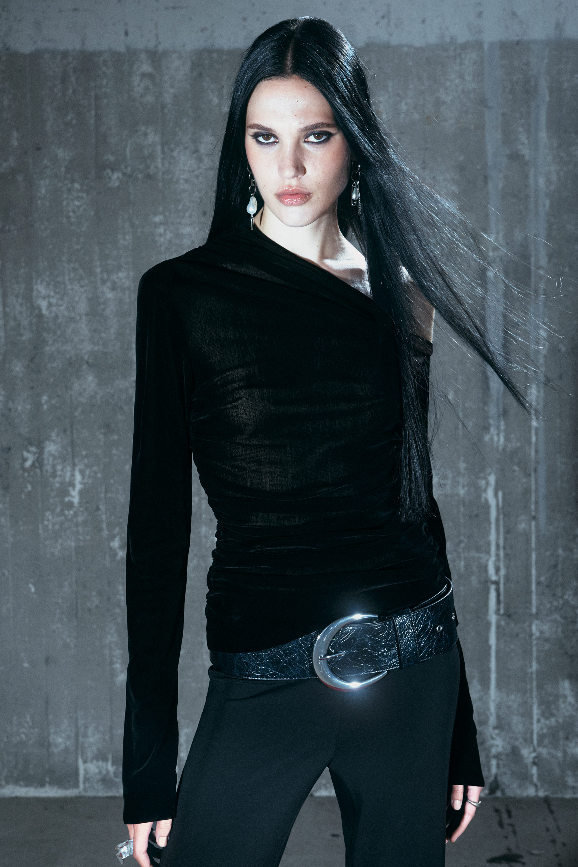 Black - Asymmetrisches, drapiertes Mesh-Top aus Samt - 1