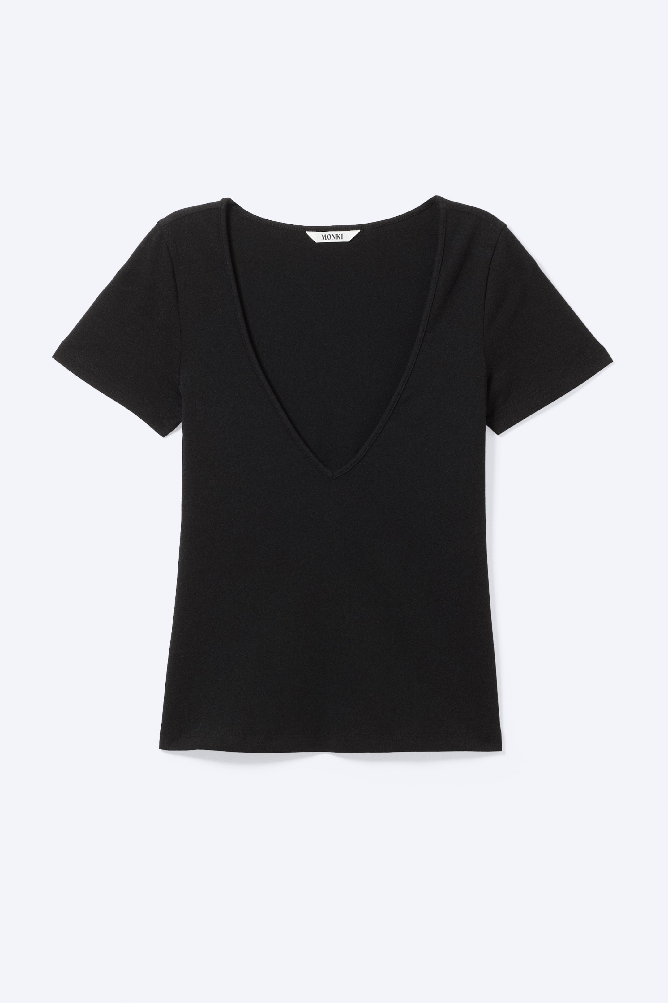 Größeres Bild ansehen: Ein schwarzes Slim-Fit-T-Shirt ist von vorne zu sehen, mit einem tiefen V-Ausschnitt und kurzen Ärmeln. Ein weißes Etikett mit der Aufschrift "MONKI" ist am inneren Rückenausschnitt sichtbar, und das Shirt präsentiert eine glatte, weiche Jersey-Textur.