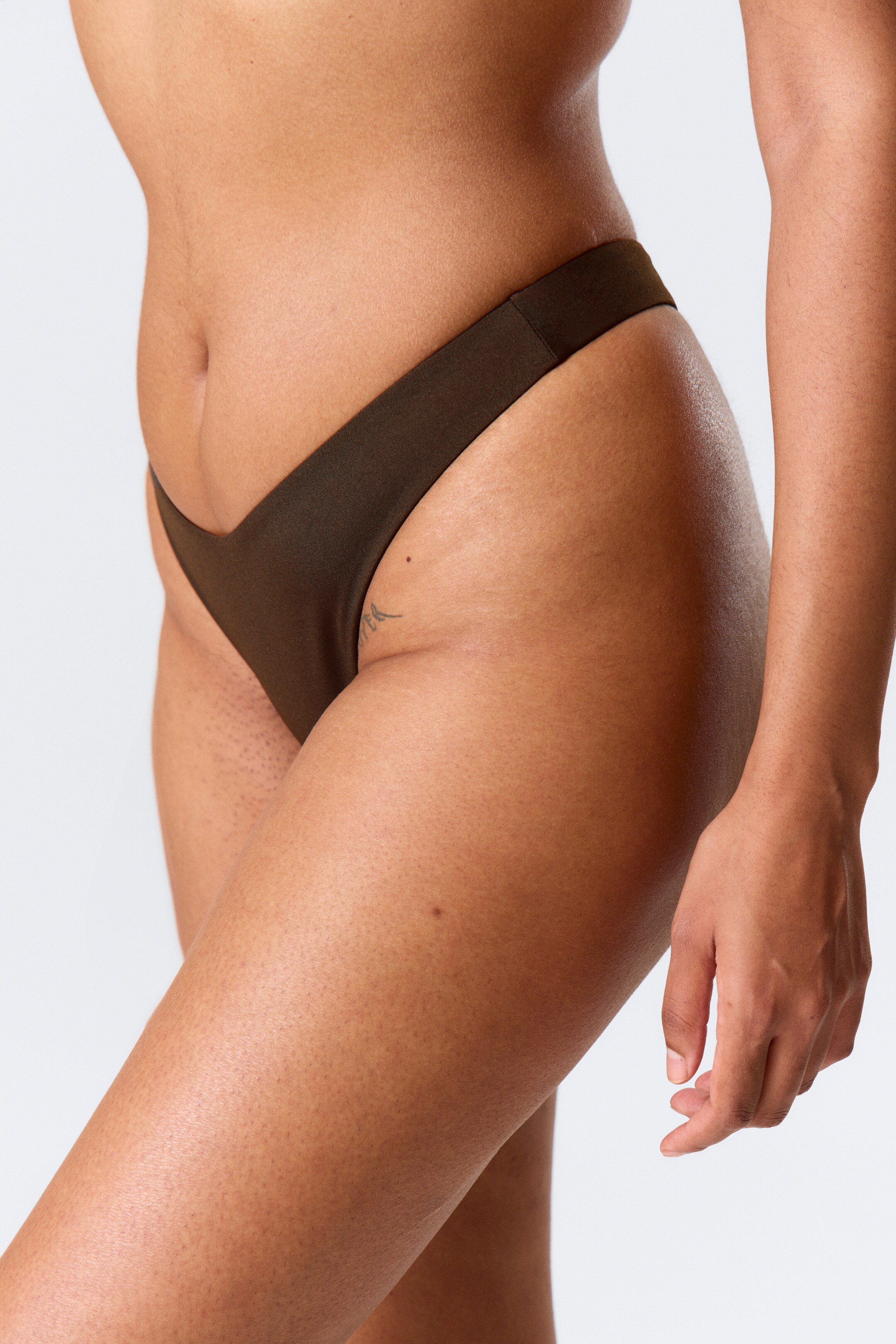 Zobraziť väčší obrázok: V-Shaped Thong Bikini Bottoms - Dark Brown - ŽENY | H&M SK 2