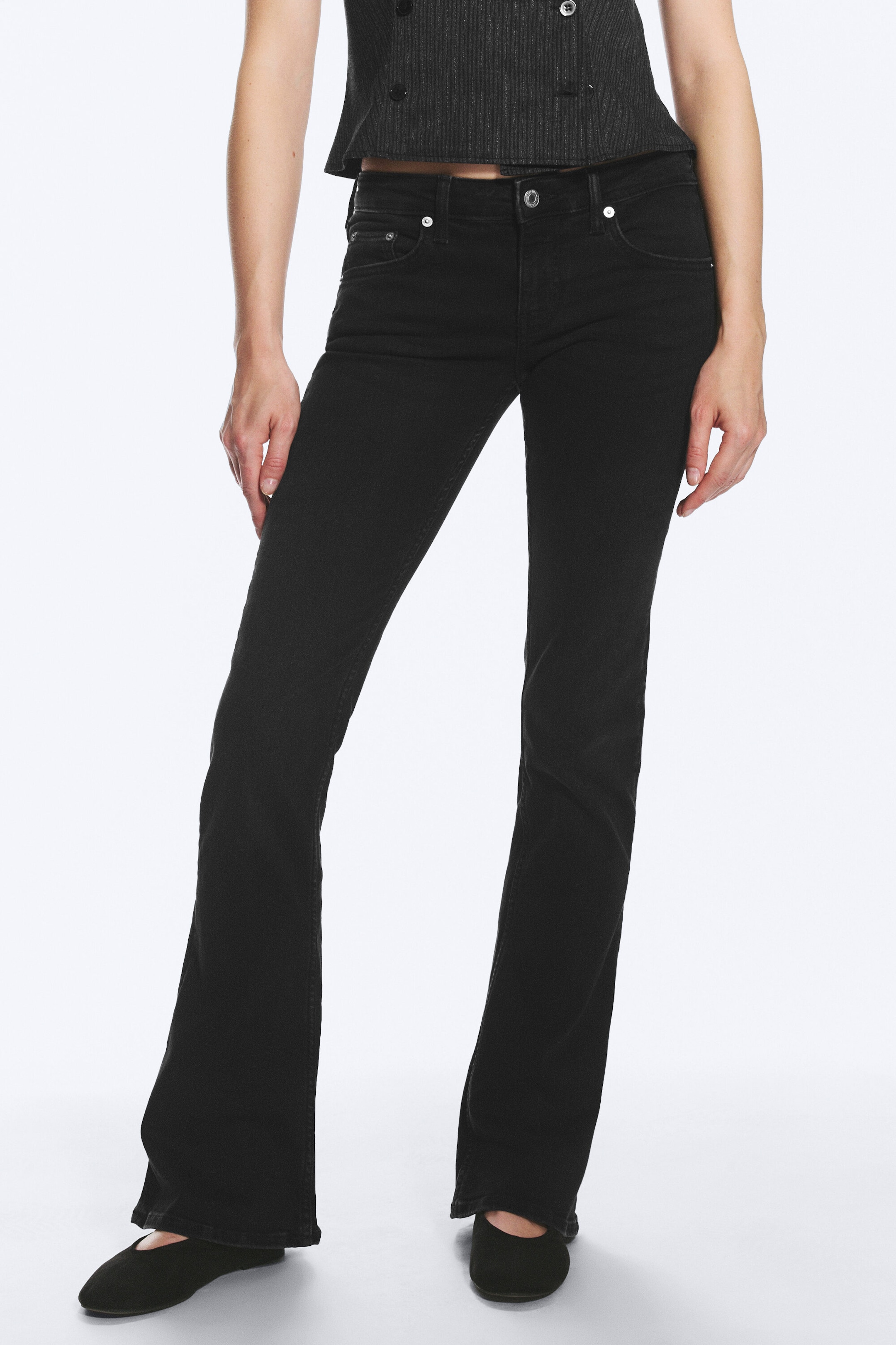 Rope Black – svart - AVA JEANS MED LAVT LIV, SMAL PASSFORM OG UTSVING - 2