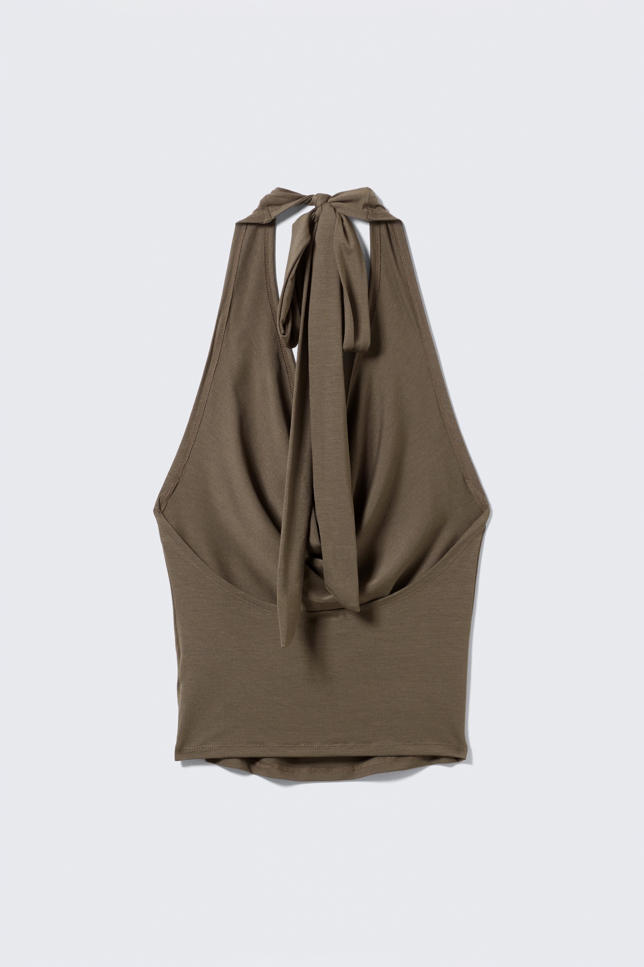 Grotere afbeelding bekijken: Een olijfgroen mouwloos haltertopje toont zijn achterkant, met lange, dubbellaagse bandjes die in een strik aan de nek worden vastgemaakt. De top heeft een zachte, vloeiende draperie.