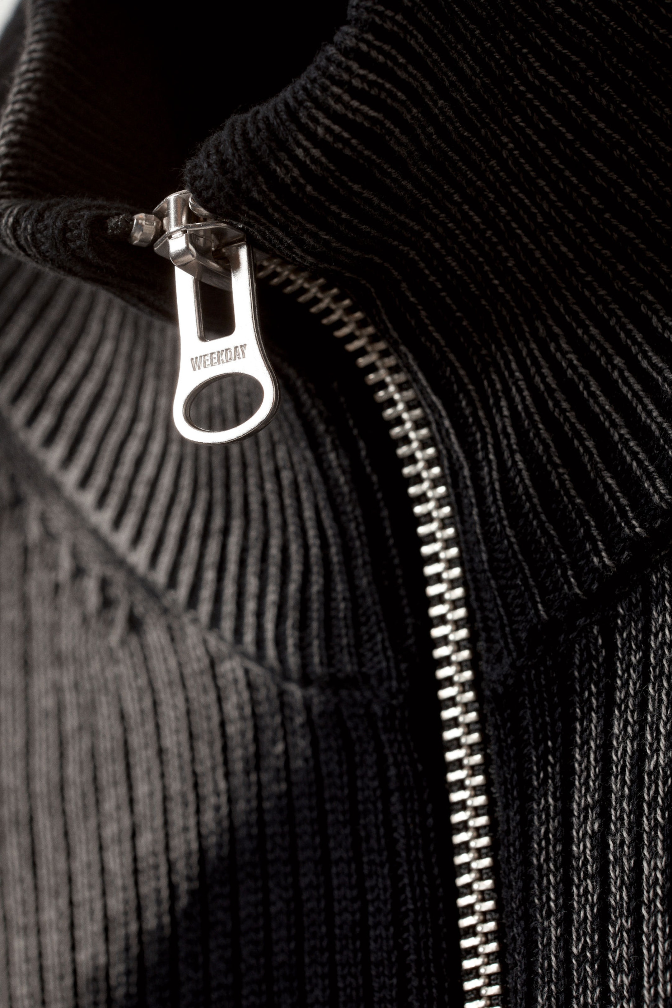 Schwarz m. grauem Pinselstrich - Strickjacke aus Rippstrick mit Reißverschluss - 1