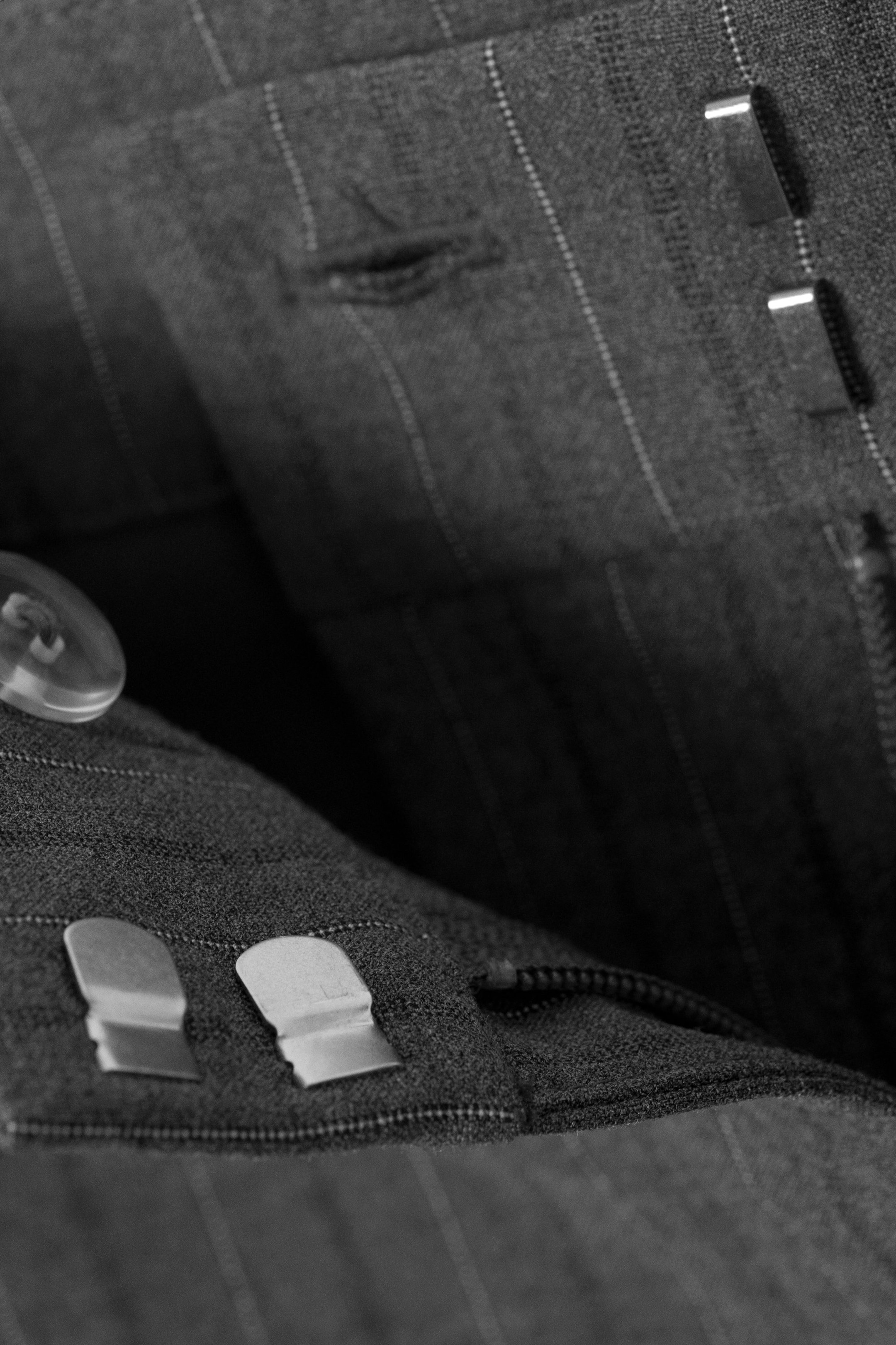 Dunkelgrau-Melange gestreift - Relaxte, mittelhoch sitzende Bundfaltenhose - 2