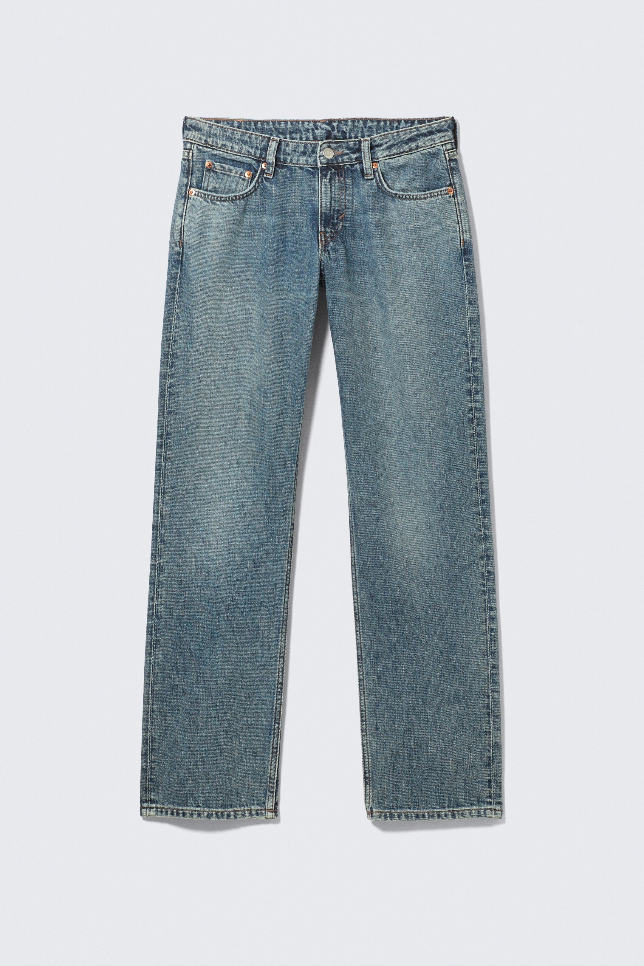 Ingrandisci l'immagine: Un paio di jeans in denim blu con un lavaggio striato viene presentato dalla PARTE ANTERIORE, caratterizzato da una vita bassa, una vestibilità regolare e una gamba dritta con una lunghezza lunga. Sono progettati con un classico stile a 5 tasche, inclusa una tasca per monete visibile e rivetti in metallo, e una chiusura con zip.