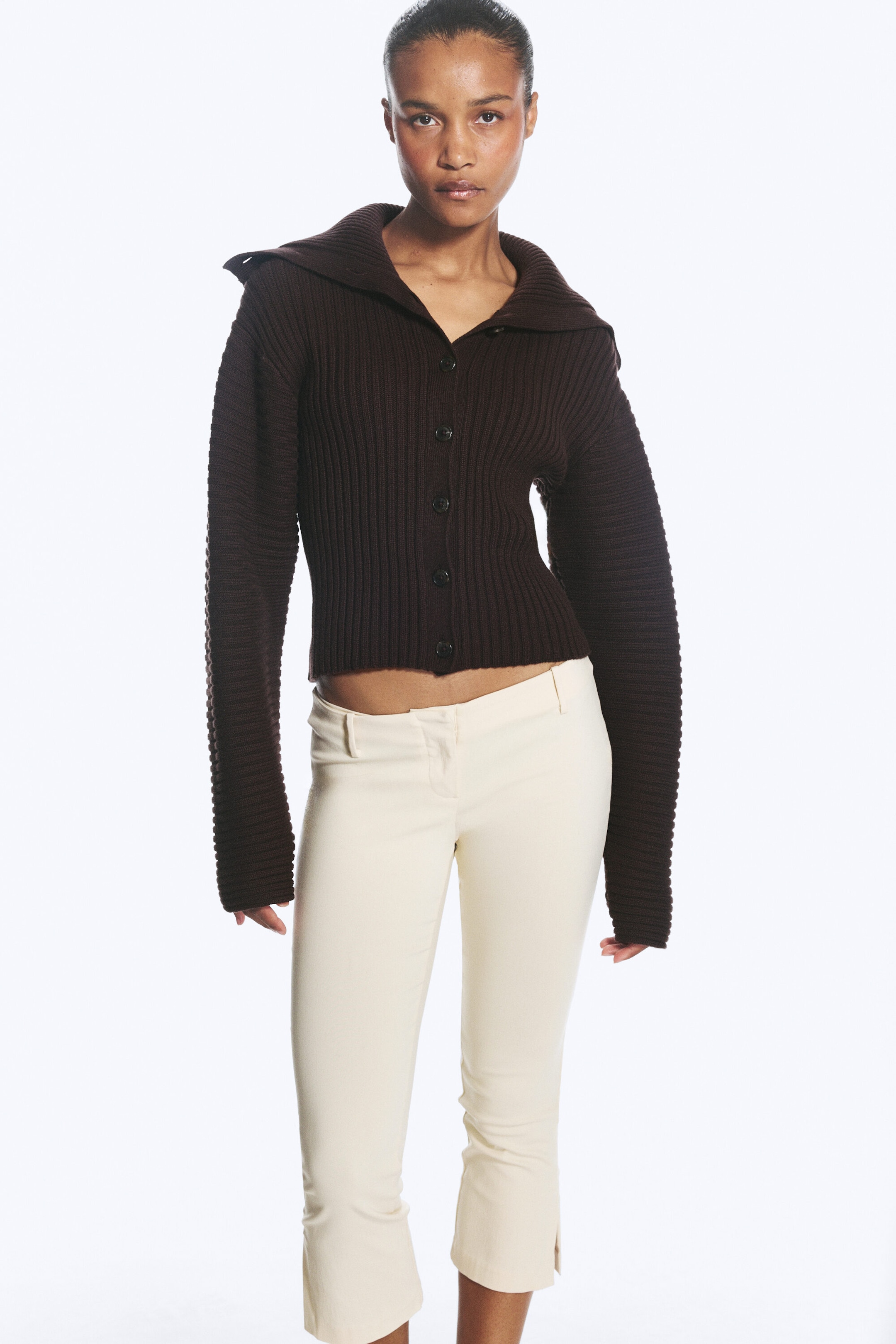 Dunkelbraun - Taillenbetonter Strick-Cardigan - 1