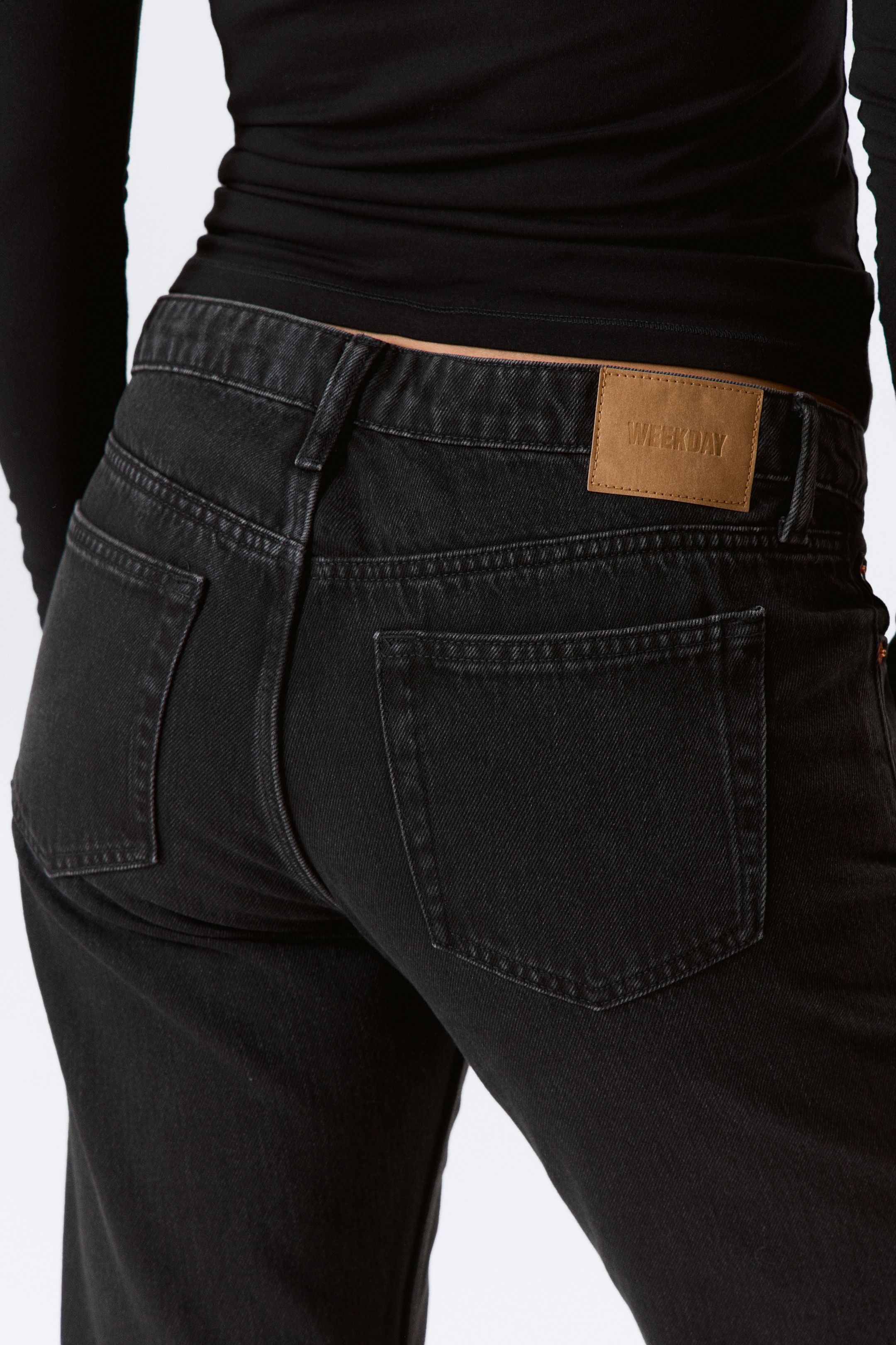 Se større billede: Arrow lavtaljede regular jeans med lige ben - Tuned Black – sort - DAME | H&M DK 3