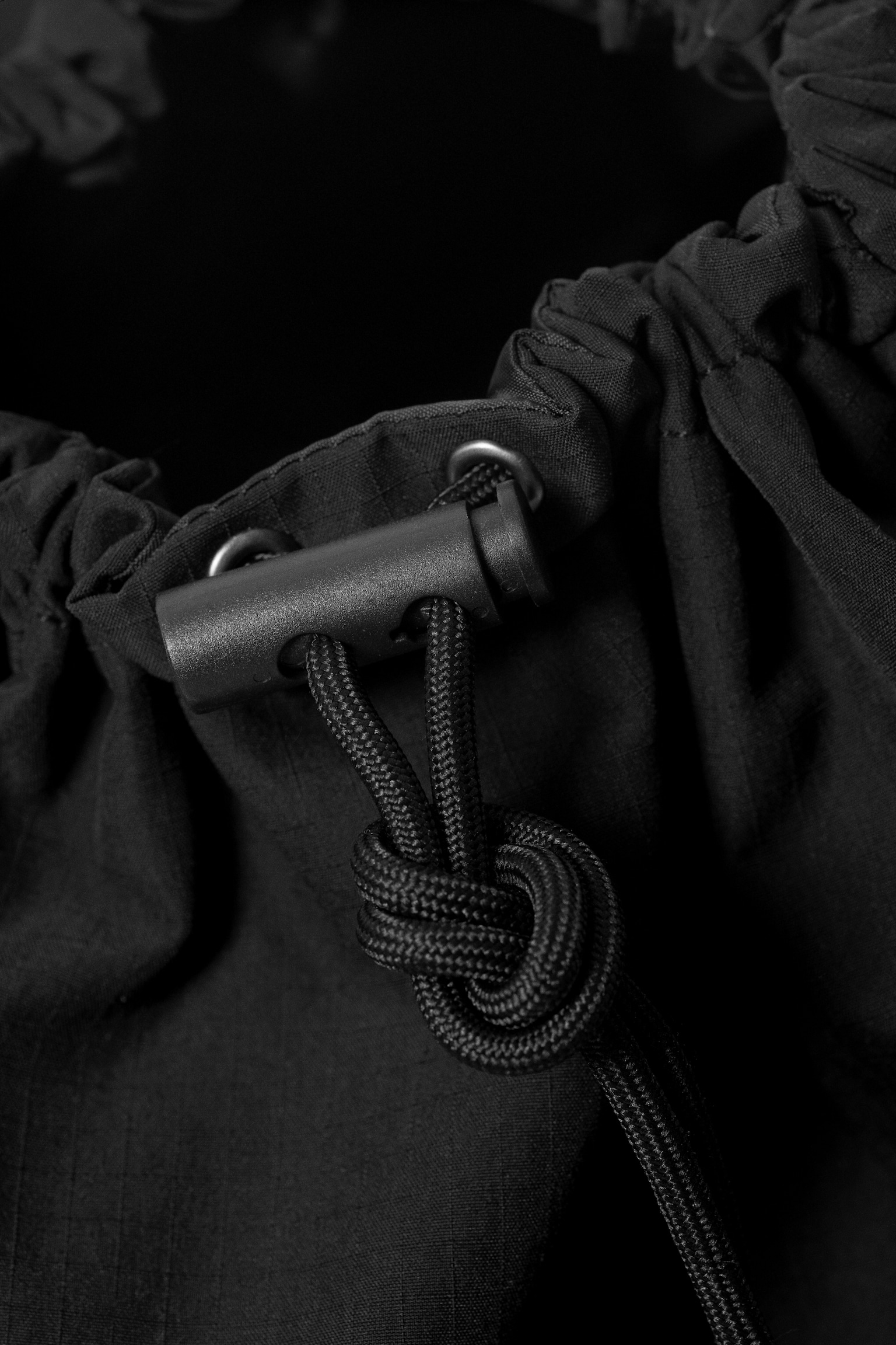 Crossbody-Bag mit Kordelzug - Schwarz - 2