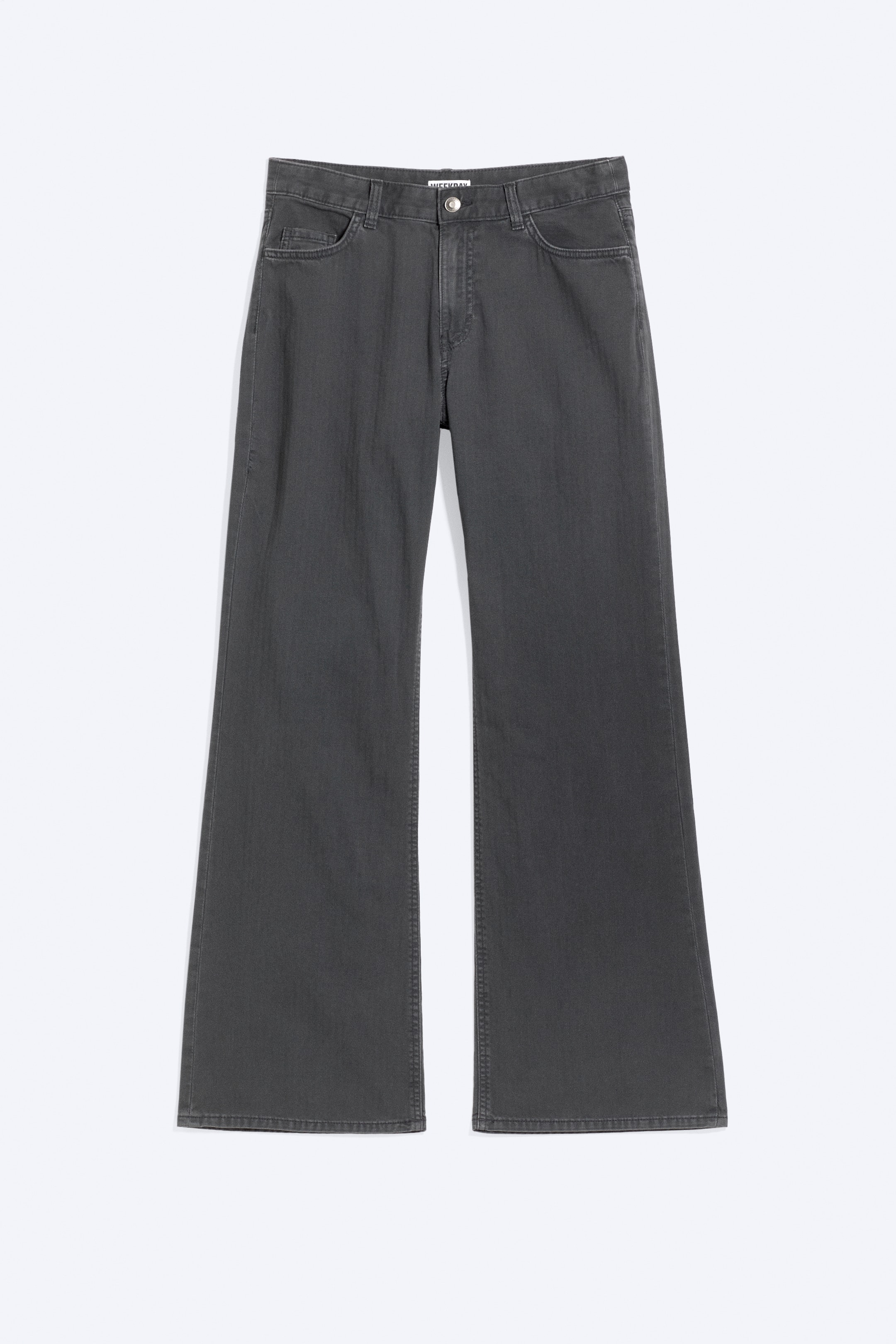 Visualizza immagine più grande: Jeans a gamba larga grigio scuro sono presentati frontalmente, caratterizzati da una cintura con passanti per cintura, due tasche frontali curve, una tasca per monete e una chiusura con bottoni visibili. Il tessuto denim presenta una leggera scoloritura lungo le cuciture e le cosce.