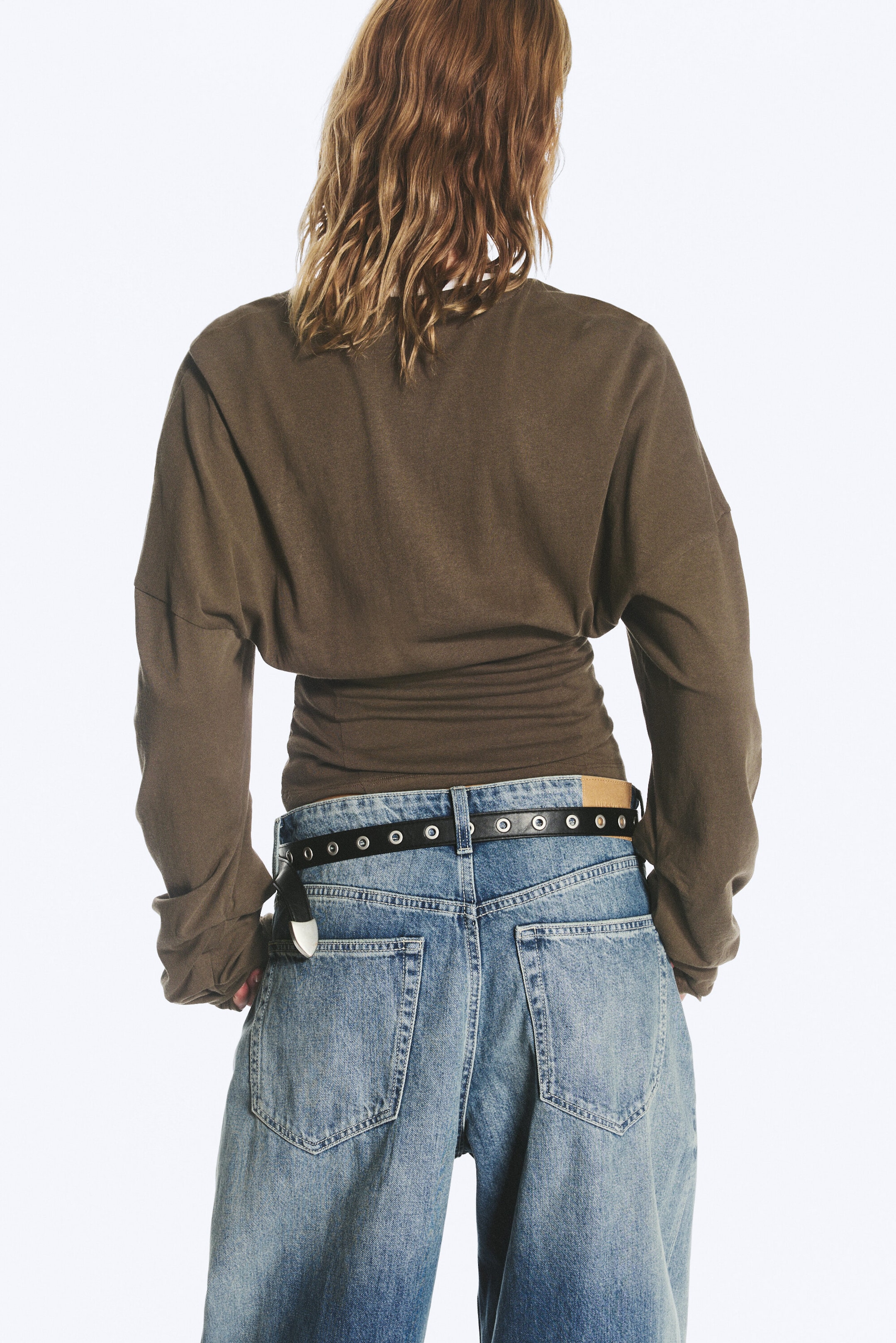 Donkerbruin - Nauwsluitende henley met gedrapeerde mouwen - 2