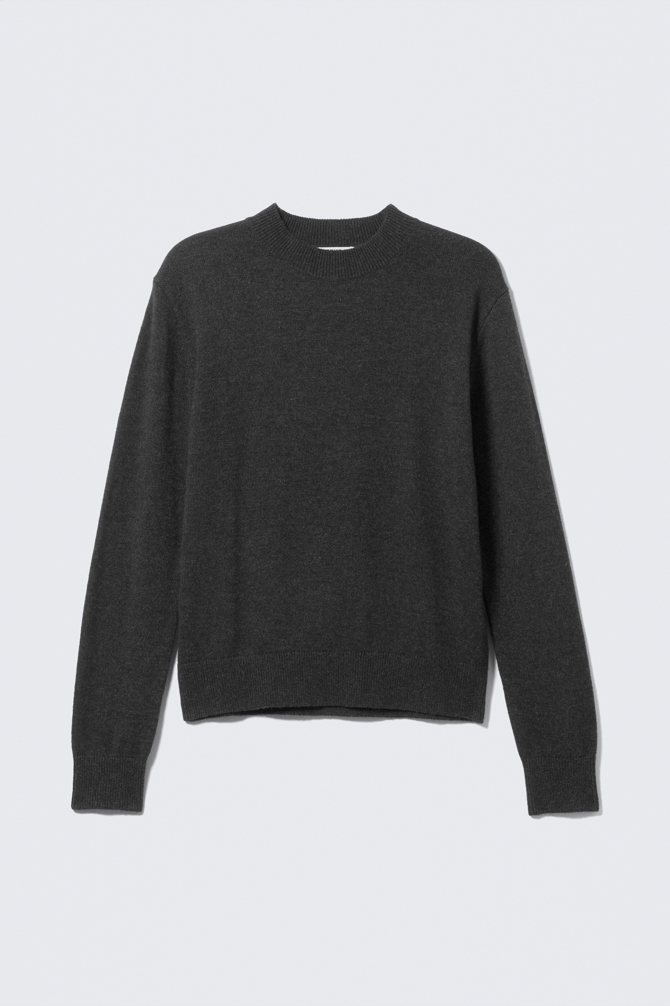 Zobacz większy obraz: Ciemnoszary sweter prezentuje swój przód, z prążkowanym dekoltem typu crew neck, długimi rękawami z prążkowanymi mankietami i prążkowanym dołem.