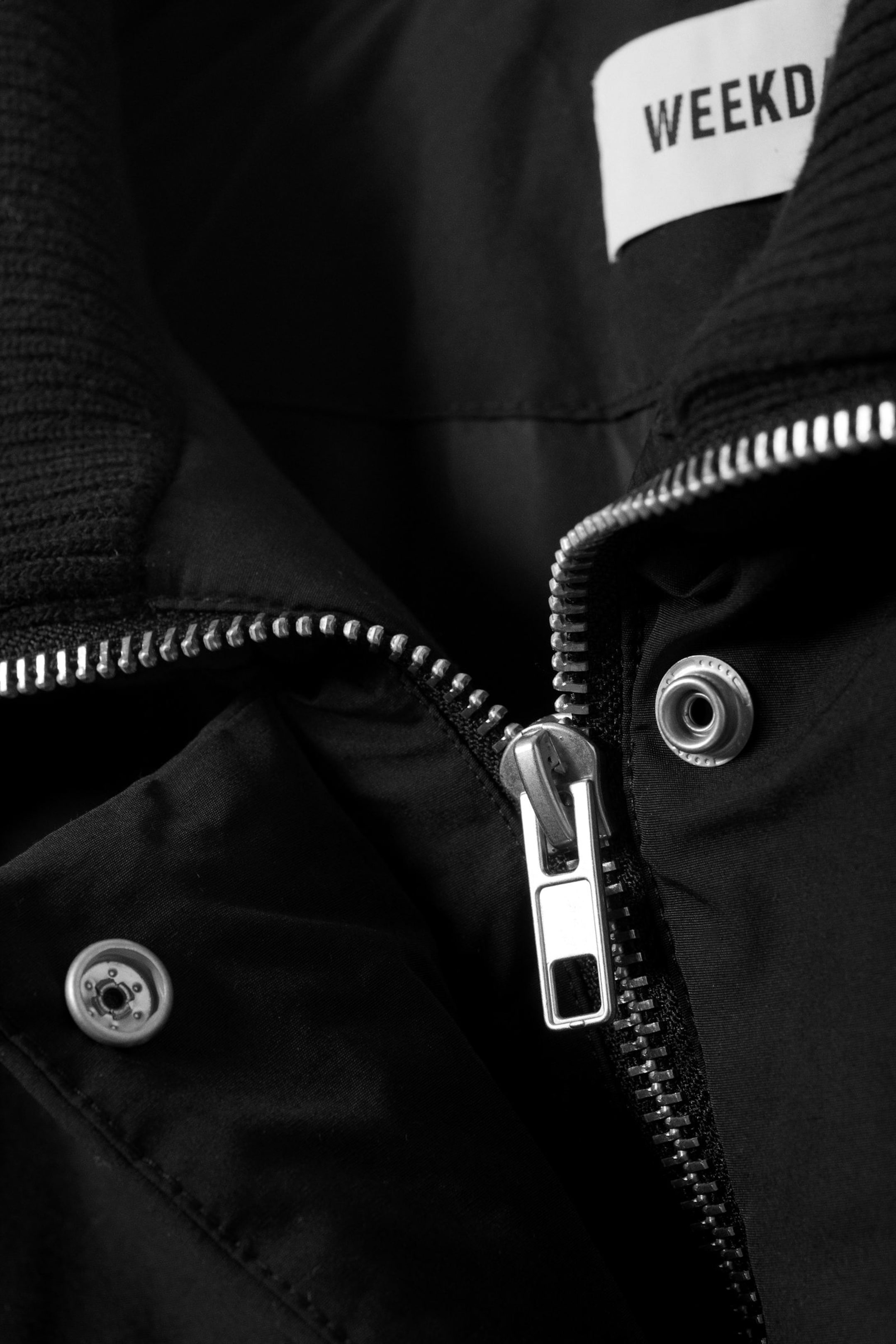 Schwarz - Kurze Ripp-Bomberjacke mit Trichterkragen - 2