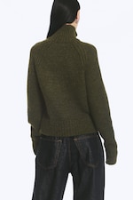 Dark Mossy Green - Myk, strikket, figurnær cardigan med glidelås - 3