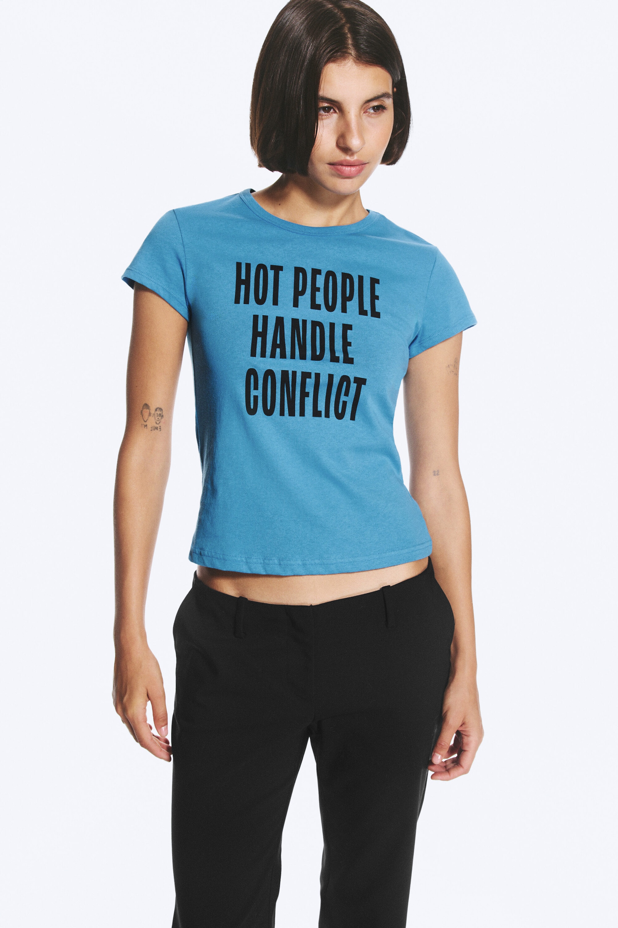 Blue - Boxy T-Shirt mit Print und kurzen Ärmeln - 2