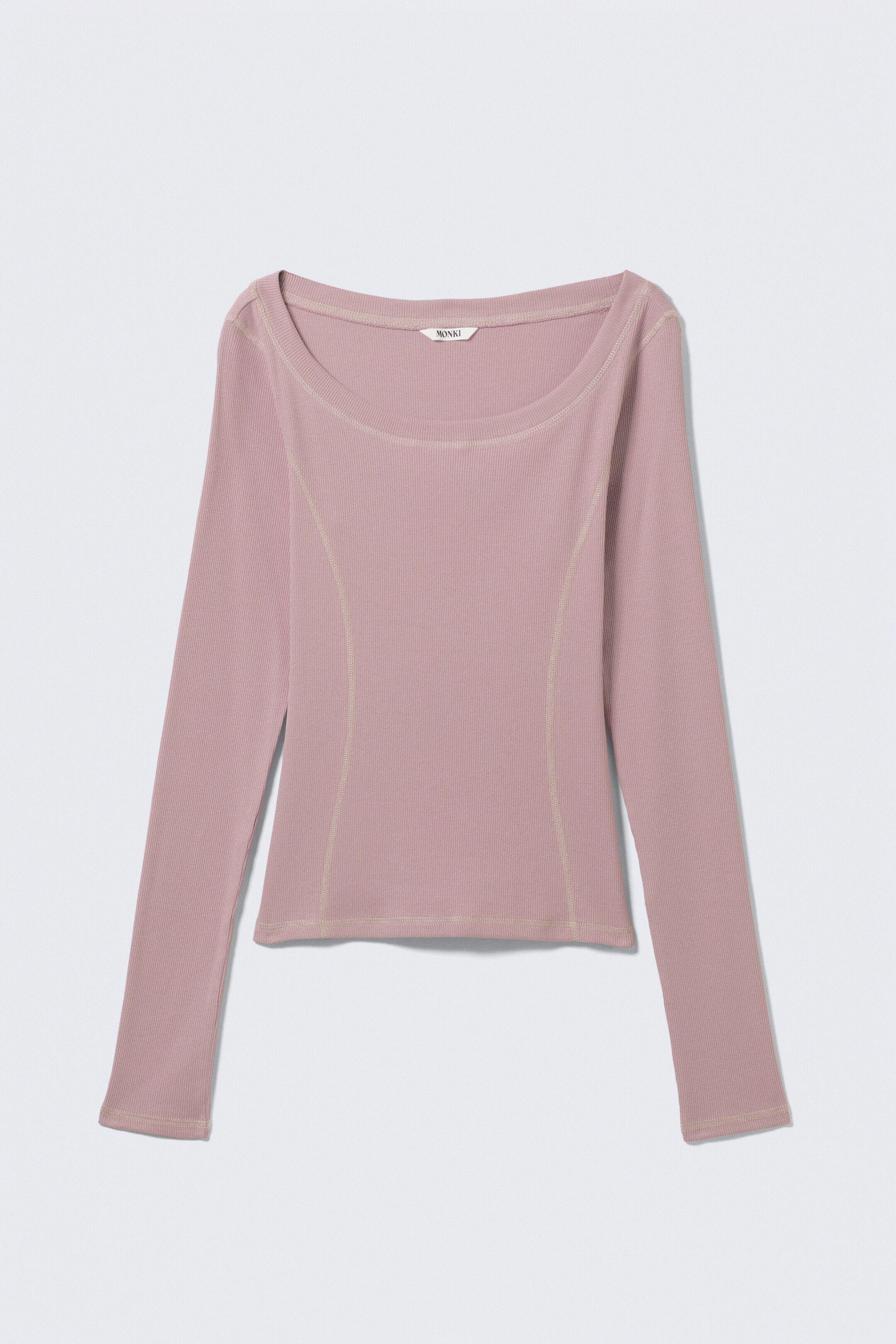 Grotere afbeelding bekijken: Een VOORAANZICHT toont een slanke, stoffige roze, lange mouwen top. Het is voorzien van een geribbelde textuur, een ronde halslijn en lichtgekleurde gebogen flatlocknaden die over de voorkant van de romp lopen.
