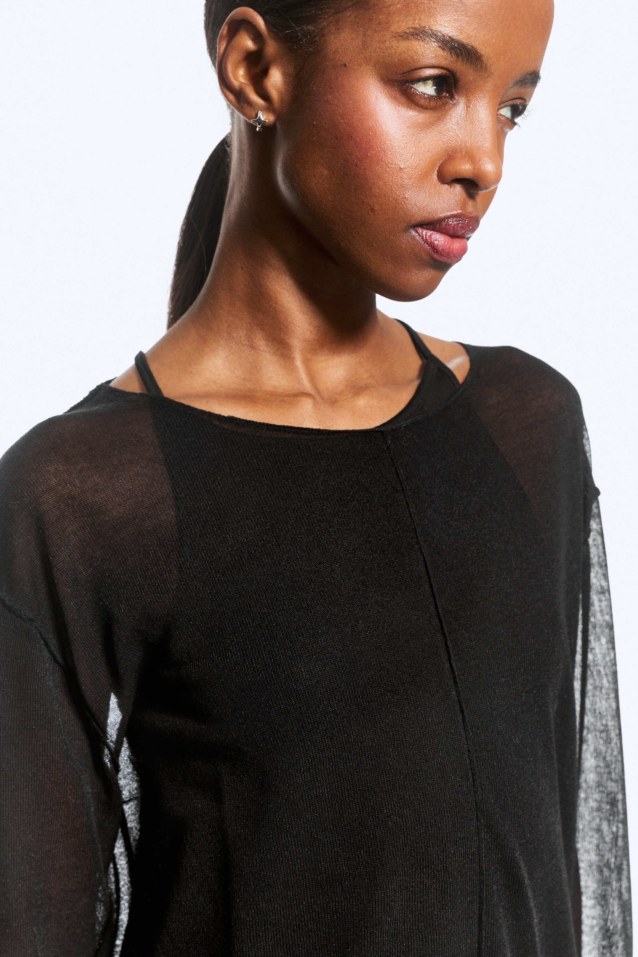 Schwarz - Lockerer, transparenter Strickpullover - 1