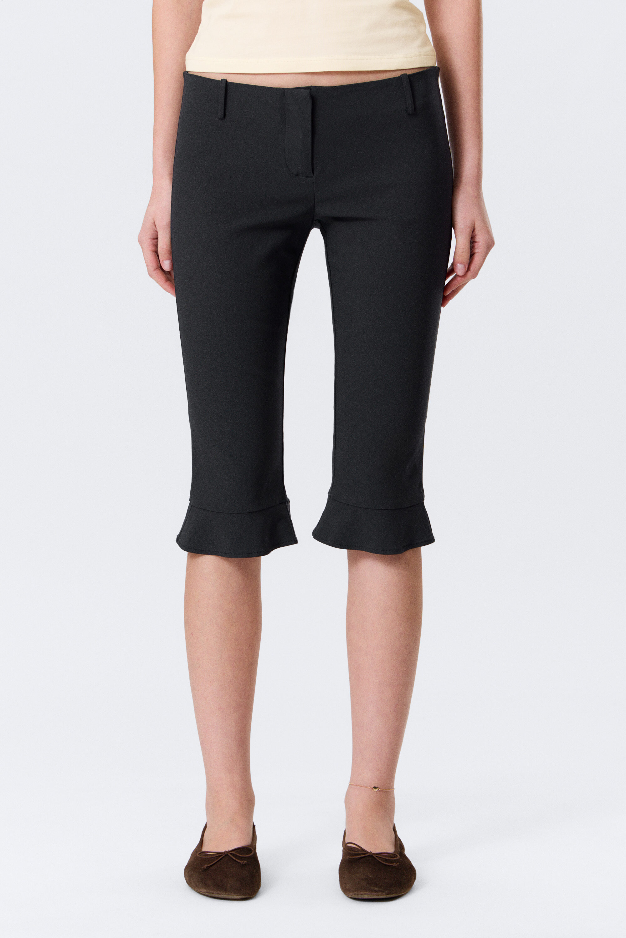 low rise tailored capri trousers - Black | Monki WW
