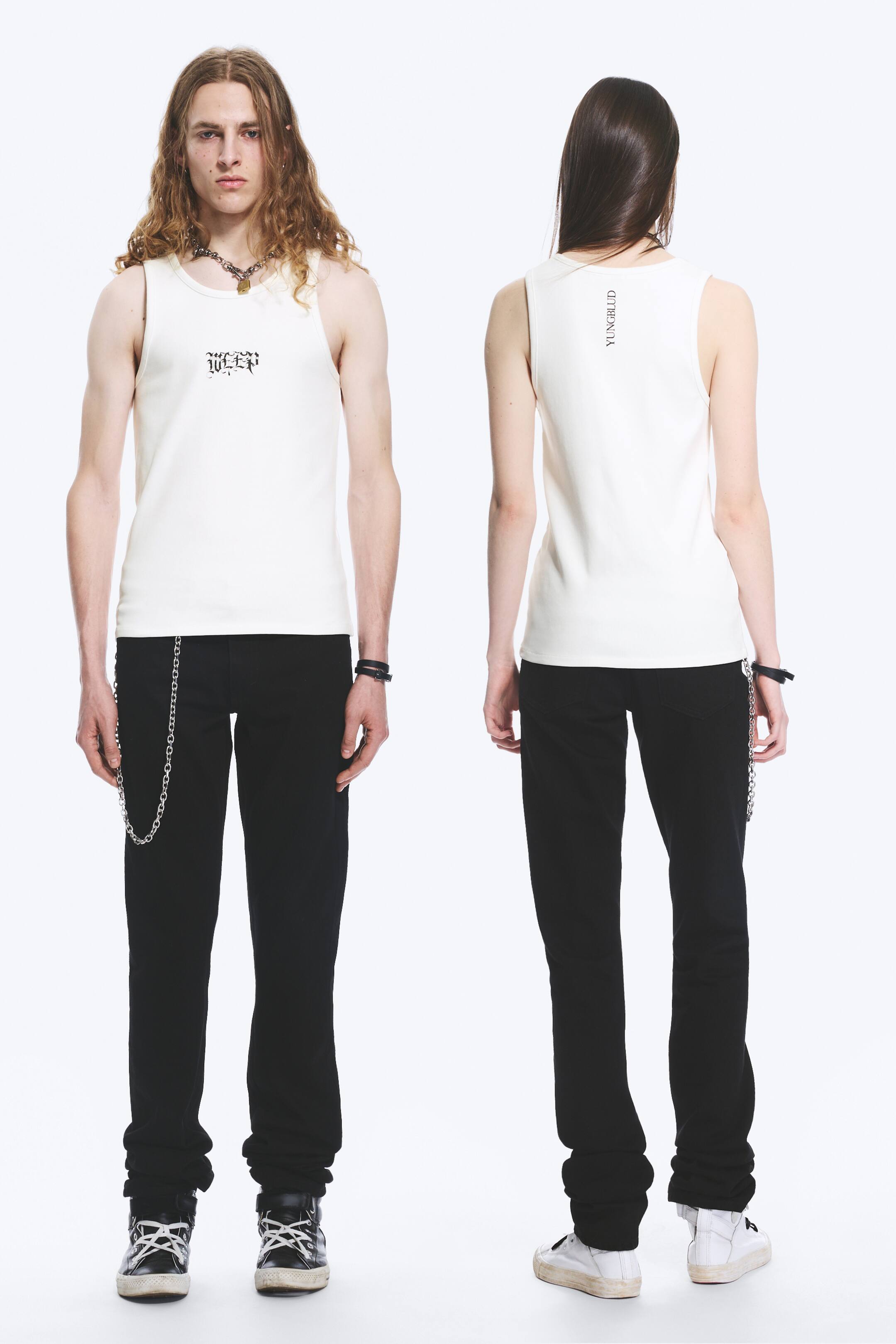 Преглед на по-голямо изображение: Бял прилепнал потник с кръгло деколте и тесни презрамки, носен от два модела, които показват предната и задната му част. Отпред има черен принт в готически стил "WLEP", докато на гърба е отпечатано "YUNGBLUD" вертикално.