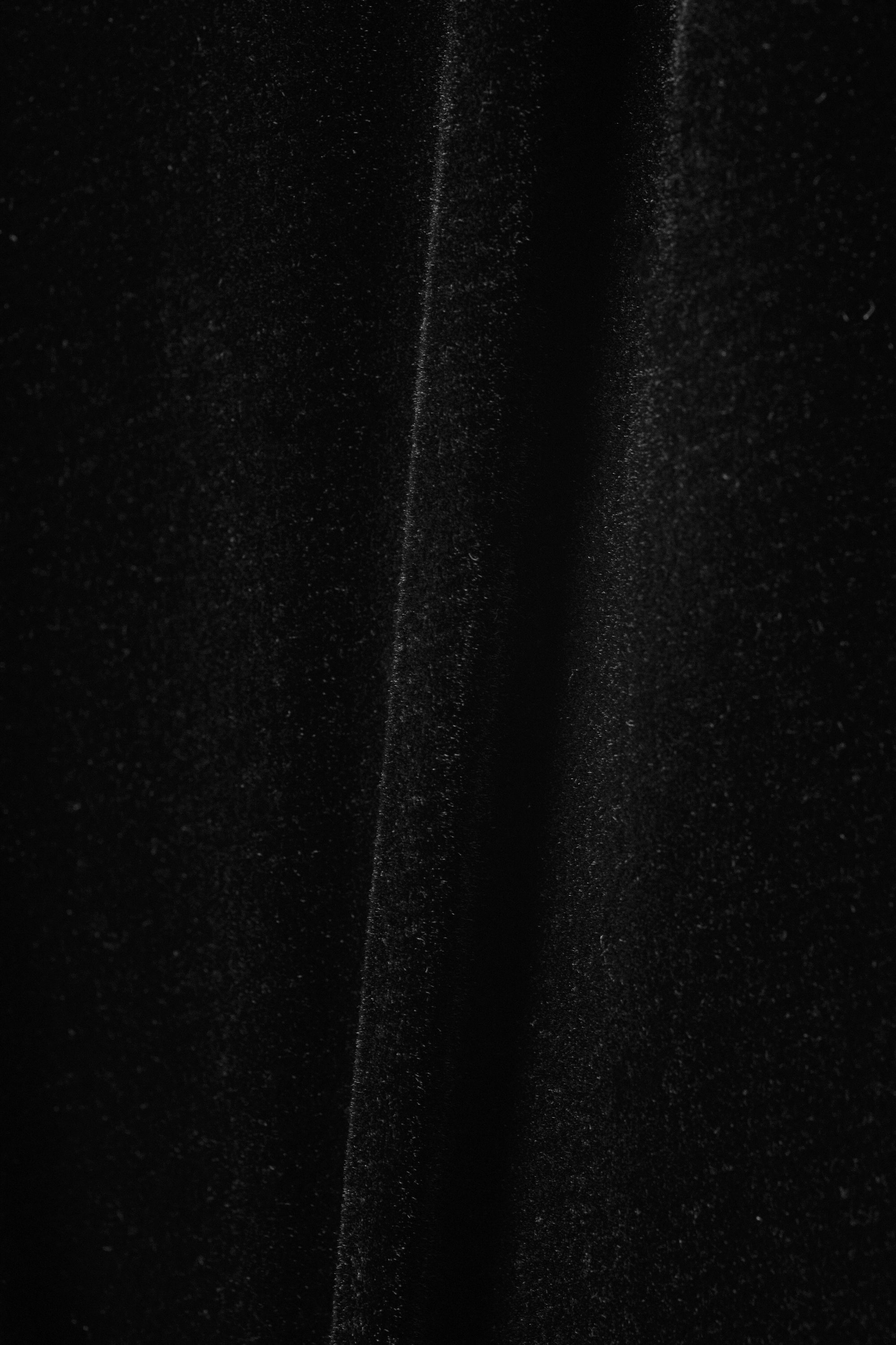 Schwarz - Hüfttiefe, leicht ausgestellte Hose aus Samt-Mesh - 5