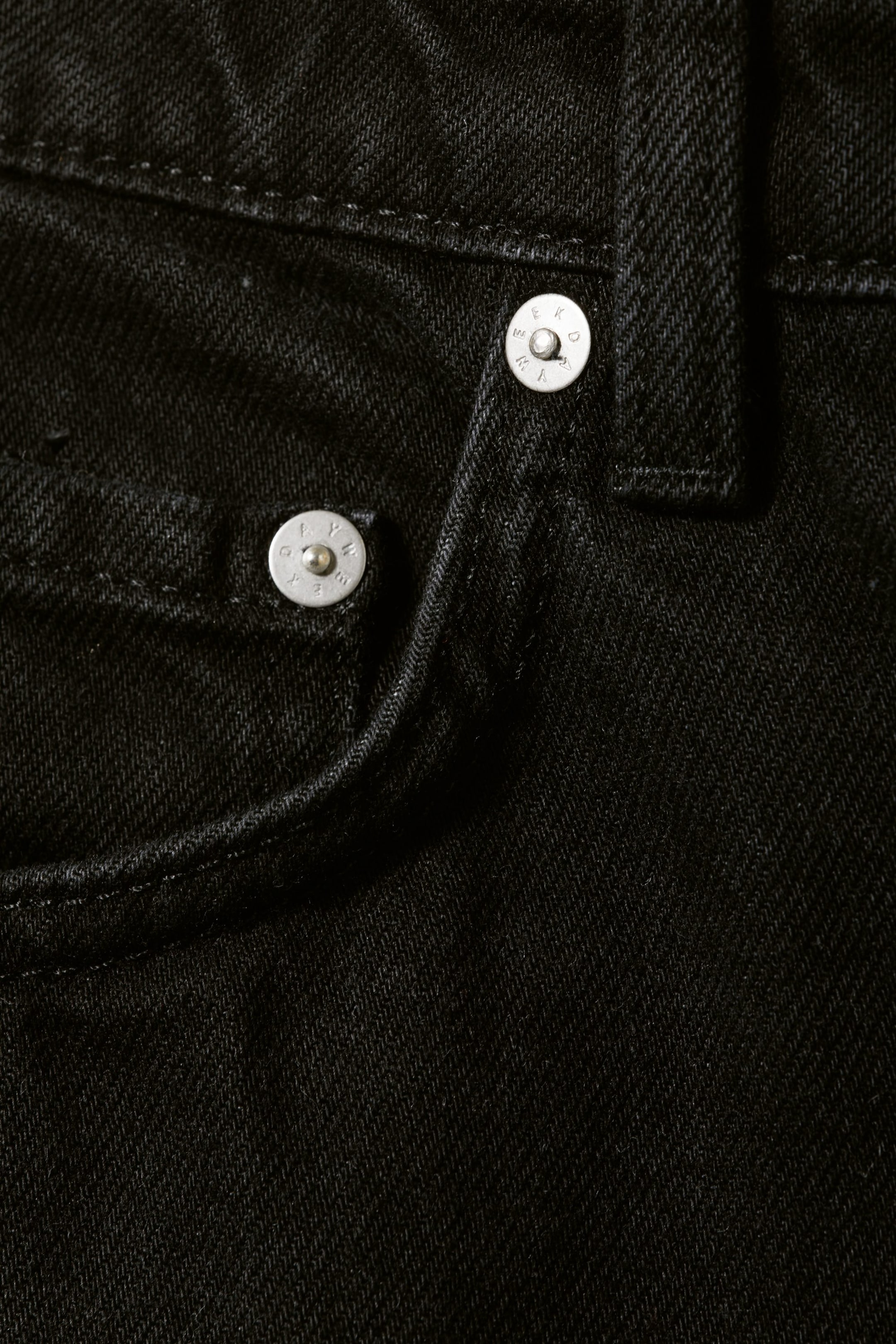 Fast Schwarz - Jeans Ace mit hohem Bund - 1