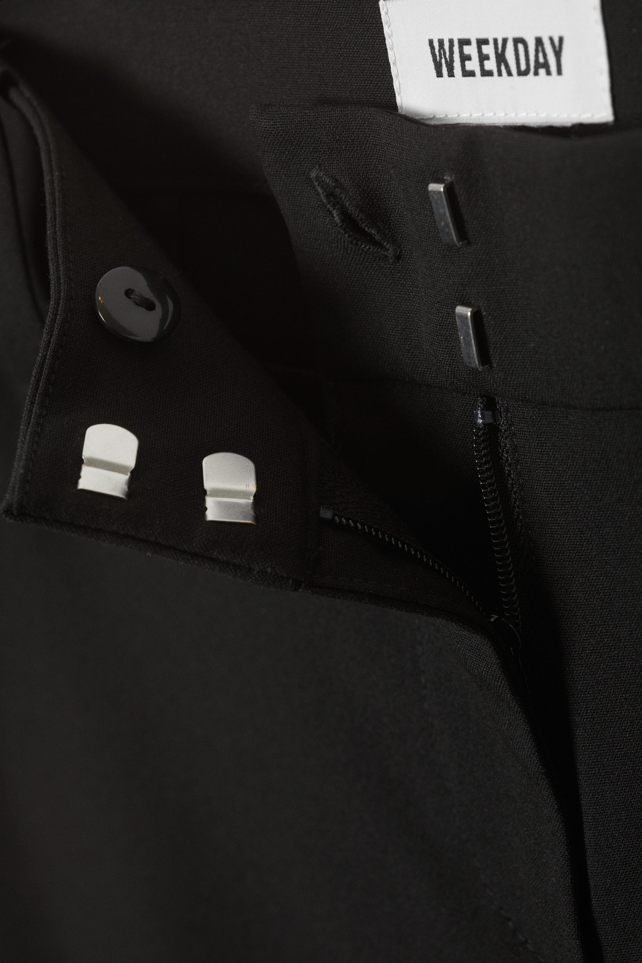 Schwarz - Schmal geschnittene Caprihose - 1
