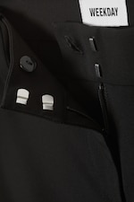 Schwarz - Schmal geschnittene Caprihose - 1