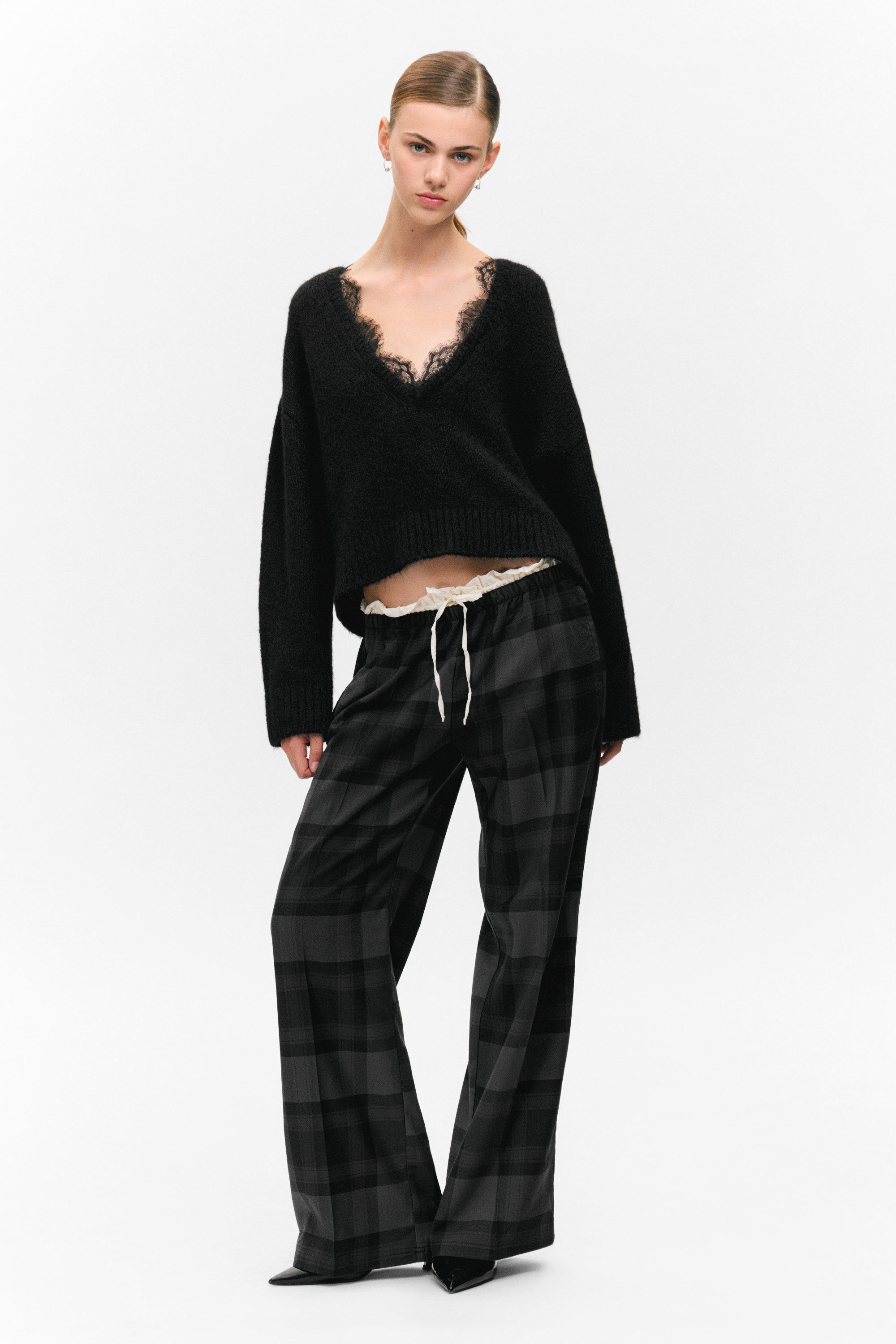 Schwarz - Pullover mit V-Ausschnitt und Spitzenbesatz - 2