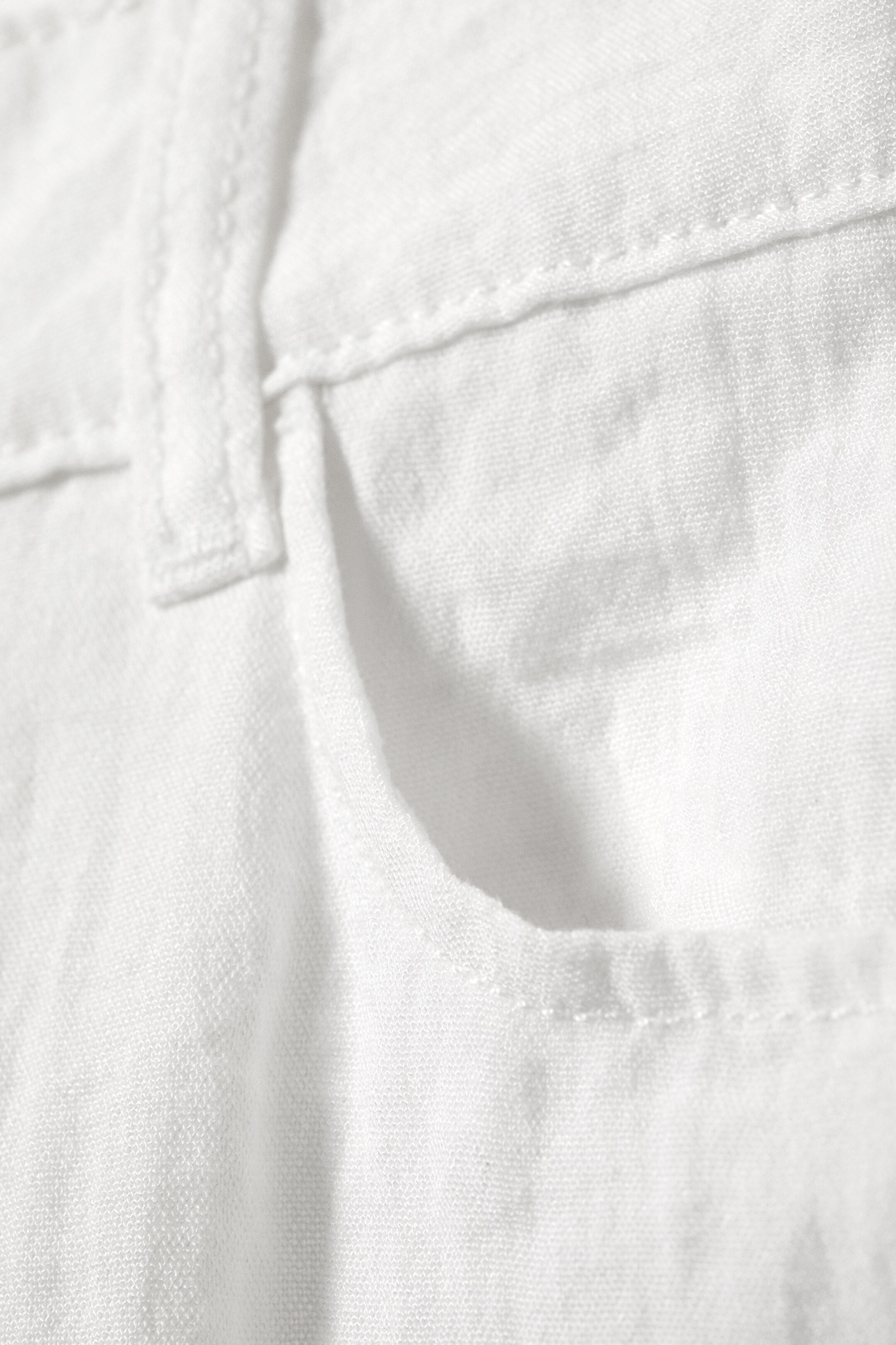 Visa större bild: Crinkle byxor med lös passform och låg midja - Vit - DAM | H&M SE 2