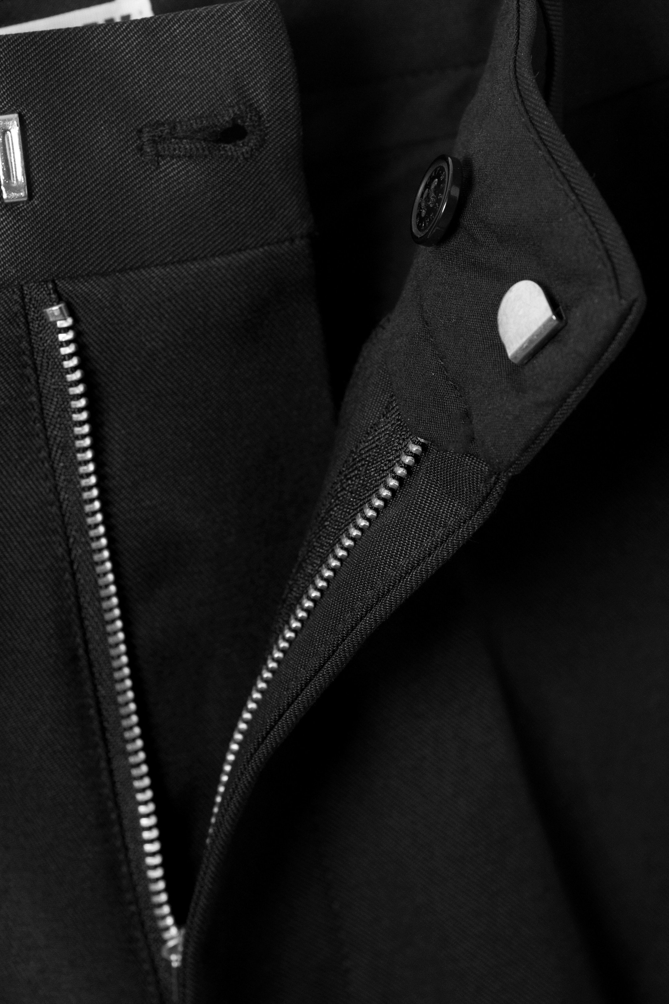 Zobrazit větší obrázek: Loose Fit Tailored Suiting Shorts - Black - MUŽI | H&M CZ 2