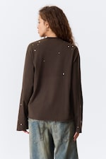 Dunkelbraun - Oversized Longsleeve mit Nieten - 2