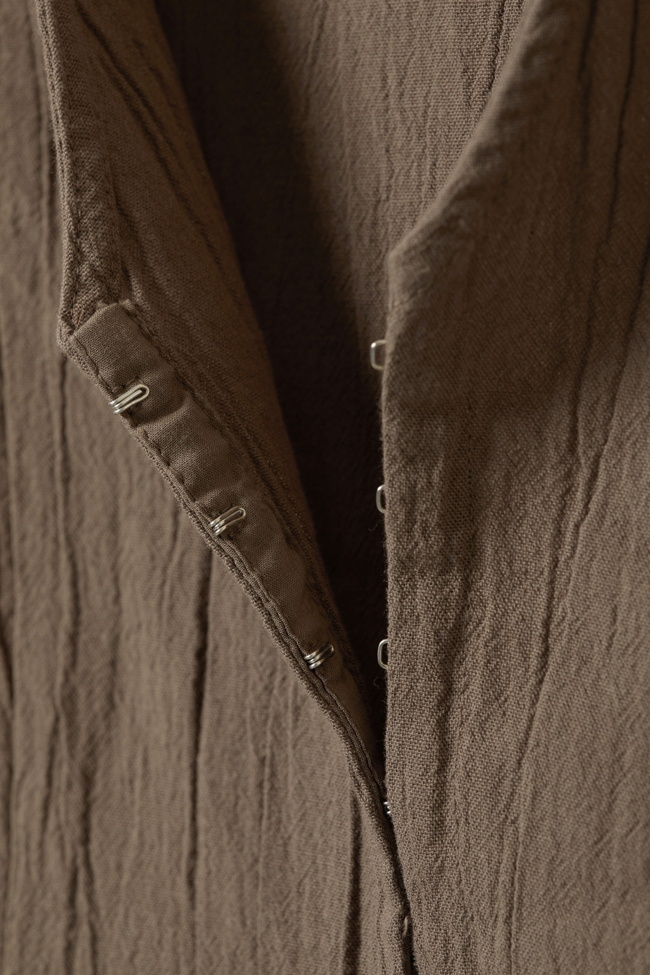 Dunkles Graubraun - Langärmliges Minikleid im Knitterlook - 2