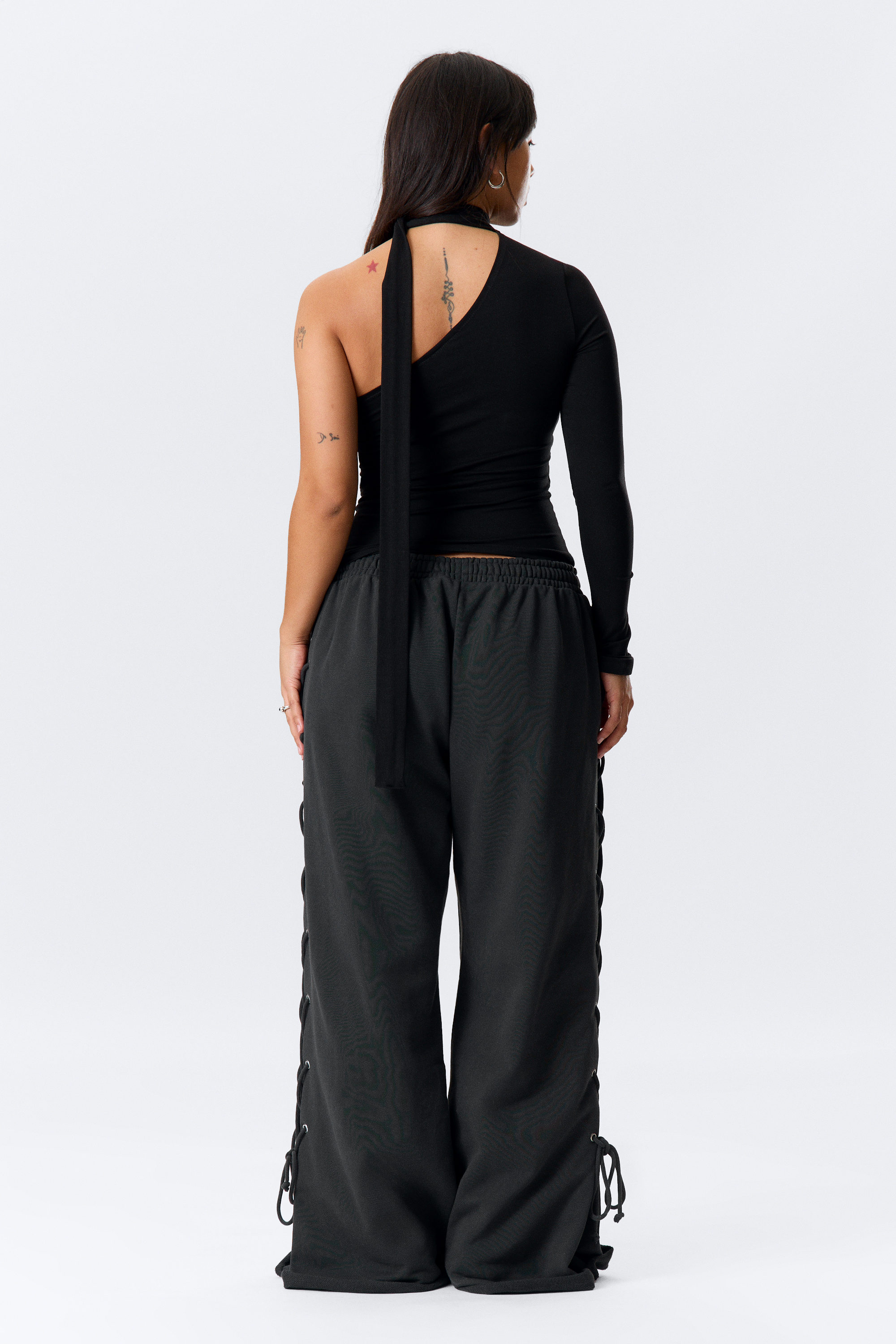 Schwarz - Langärmliges One-Shoulder-Top zum Binden - 2