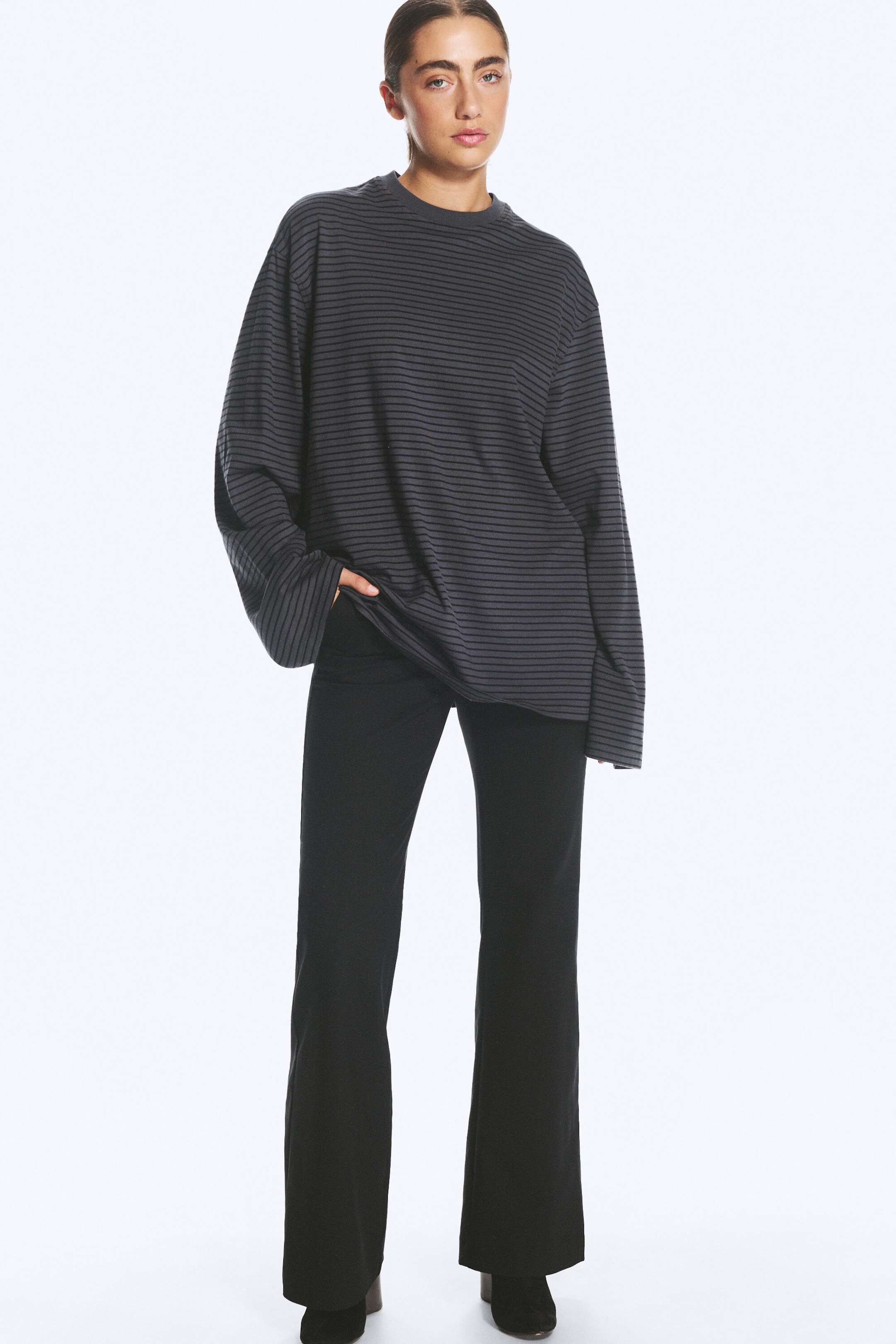 Dunkelgrau gestreift - Oversized-T-Shirt mit langen Ärmeln - 2