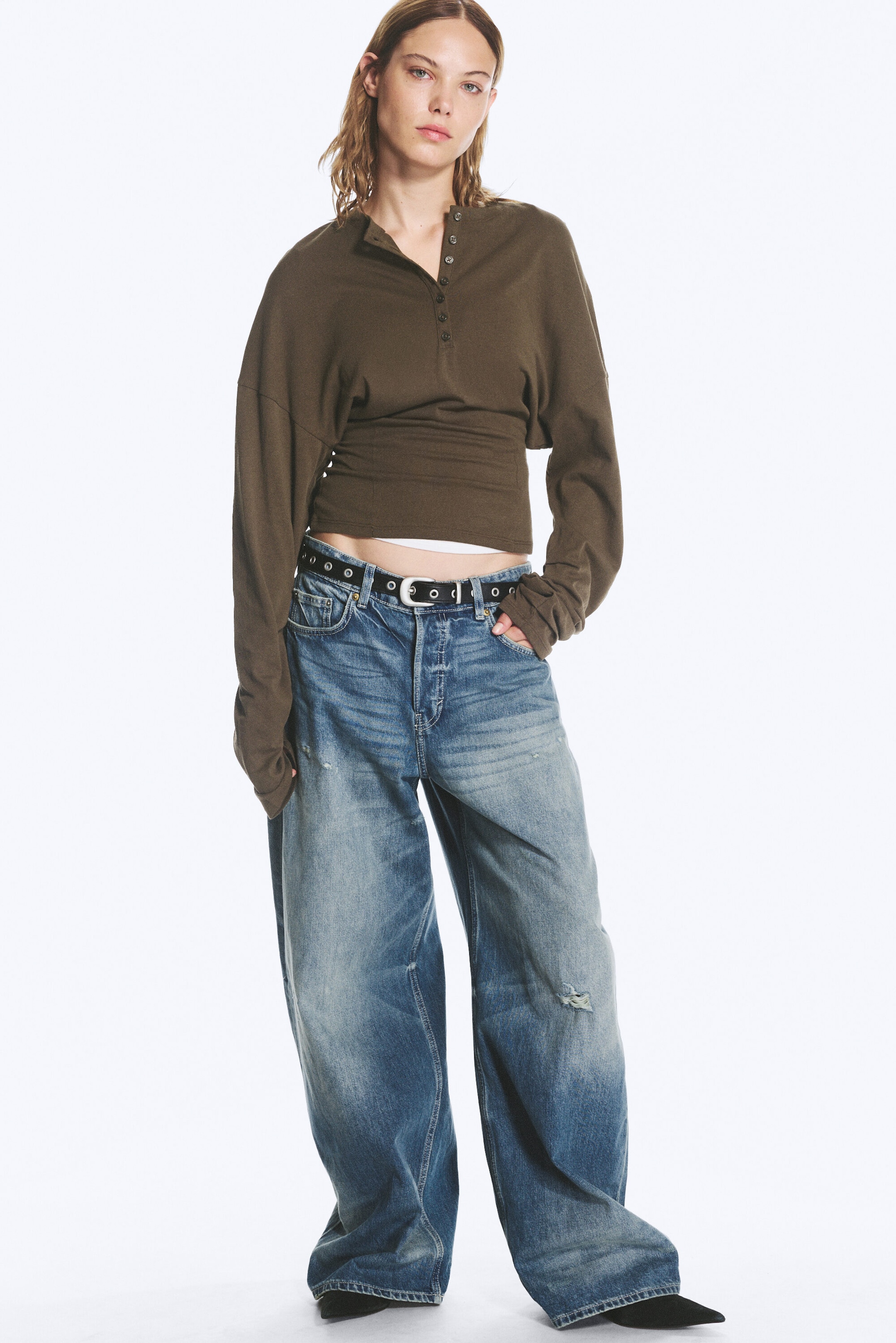 Donkerbruin - Nauwsluitende henley met gedrapeerde mouwen - 1