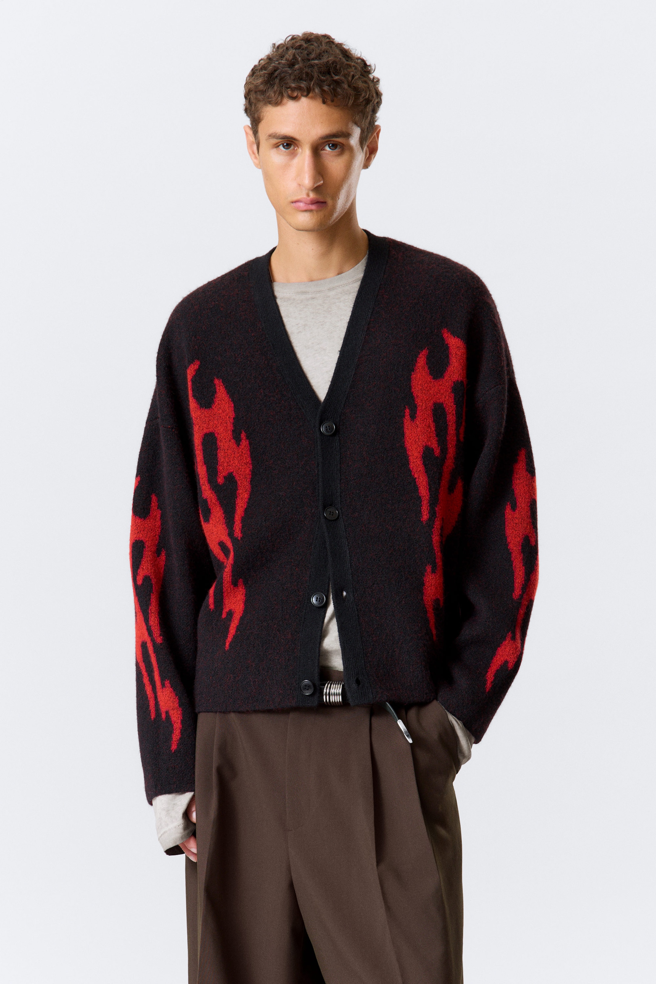 Schwarz - Rote Flammen - Boxy Strick-Cardigan mit Grafikprint - 2