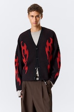 Schwarz - Rote Flammen - Boxy Strick-Cardigan mit Grafikprint - 2