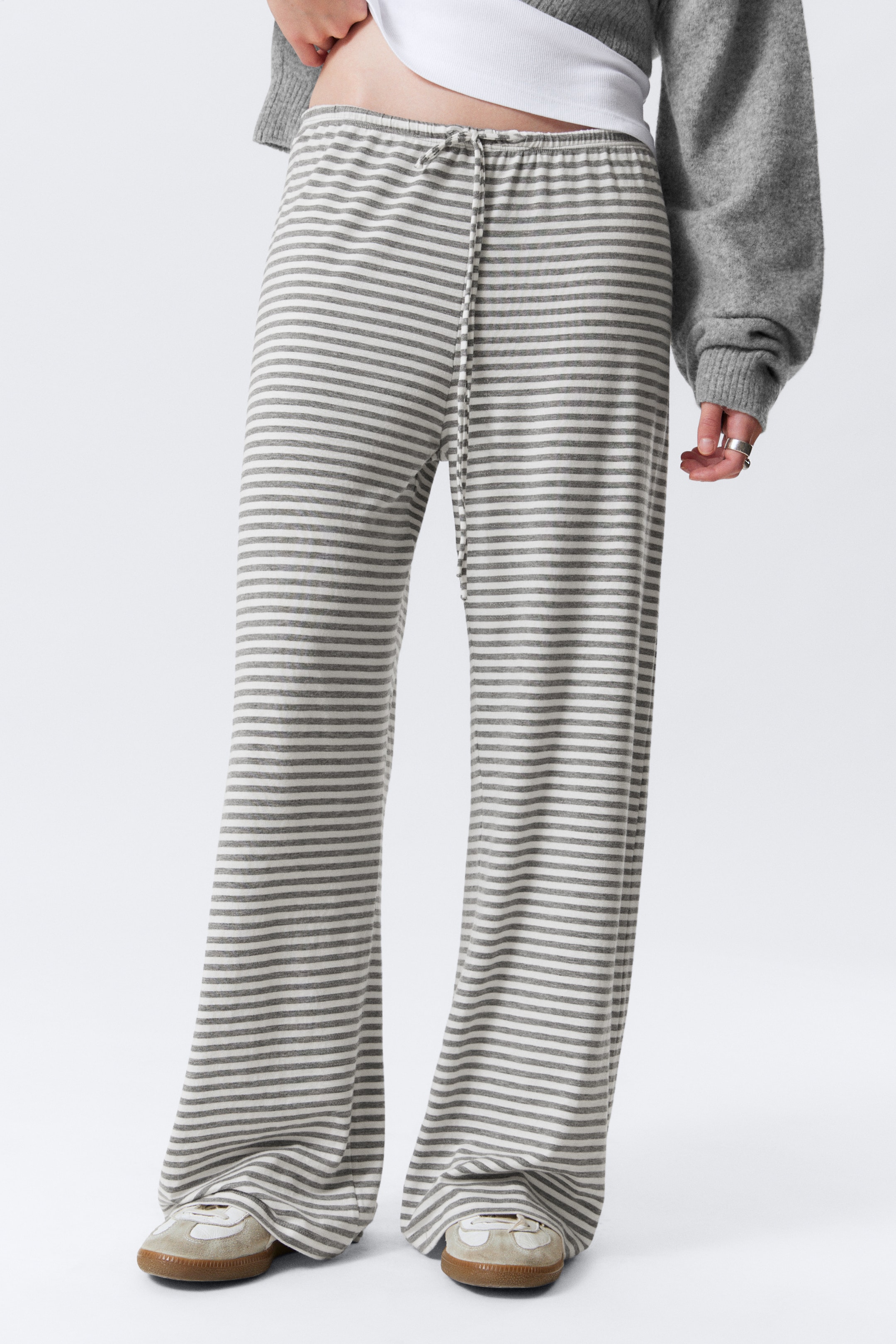 Se større billede: Pull on-bukser i lyocell med vide ben - Grå og hvide striber - DAME | H&M DK 2