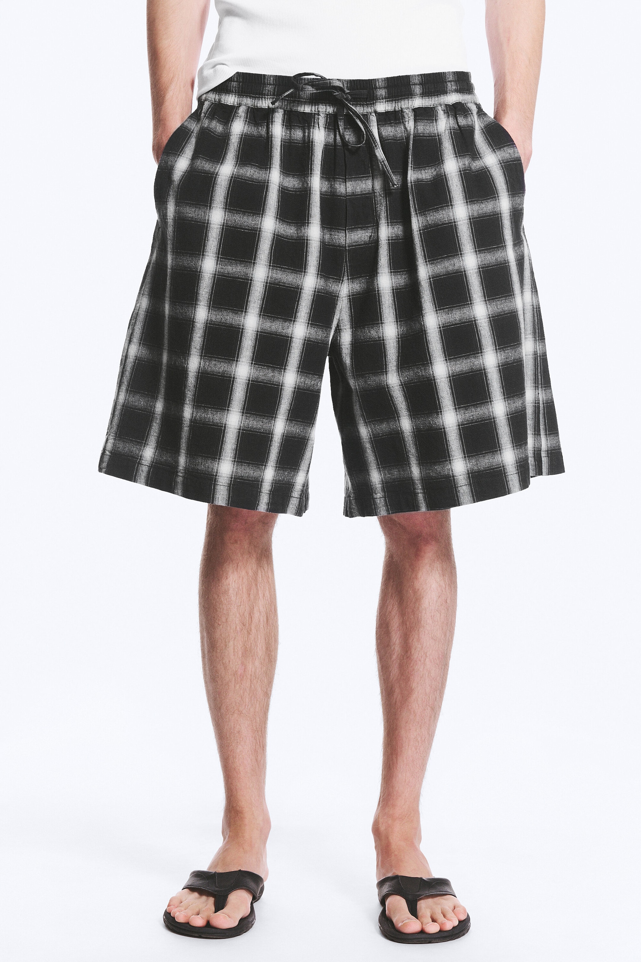 Schwarz kariert - Shorts aus Leinenmischung - 1