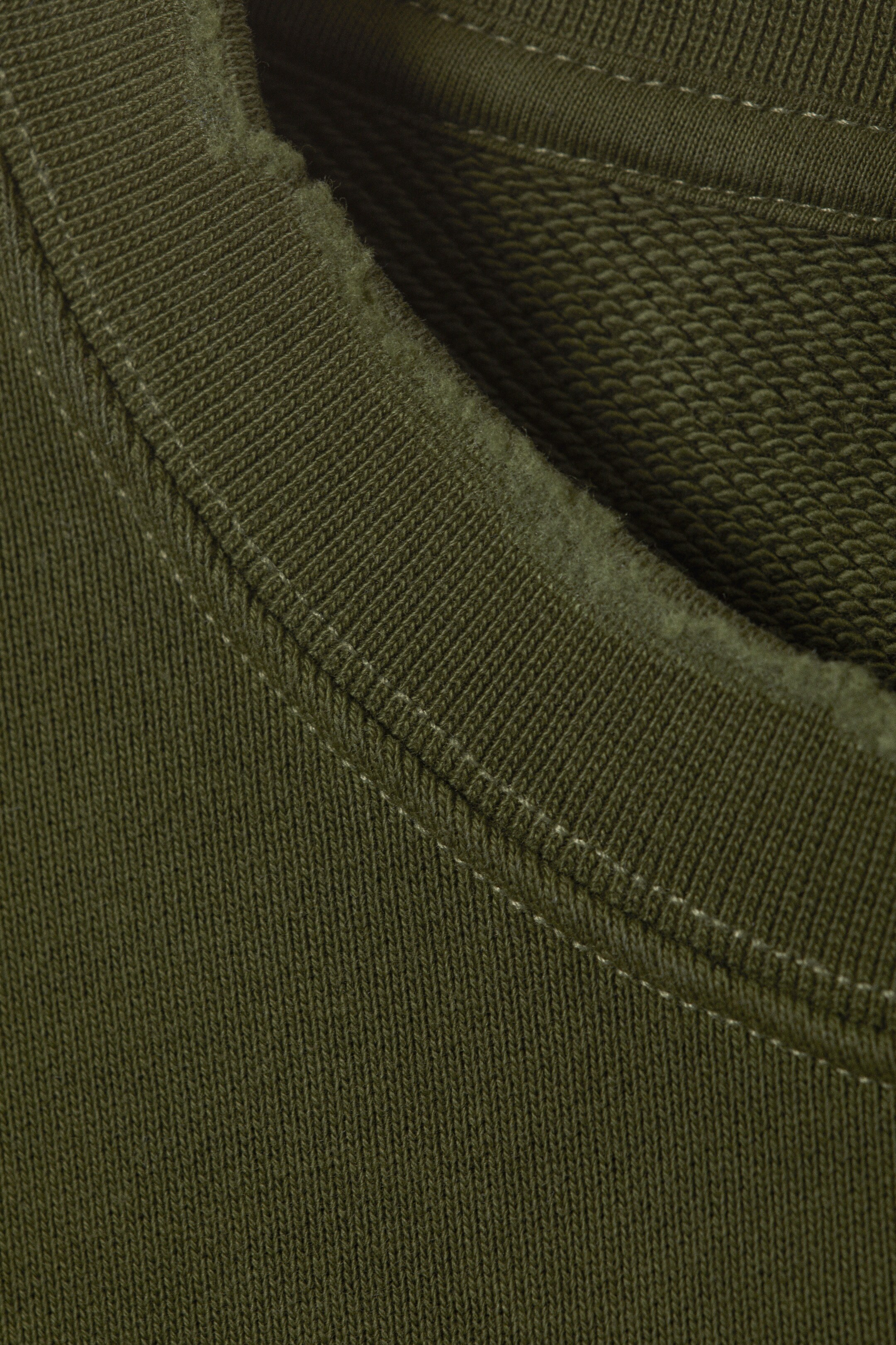 Visa större bild: Boxig sliten sweatshirt - Mörkgrön - HERR | H&M SE 5
