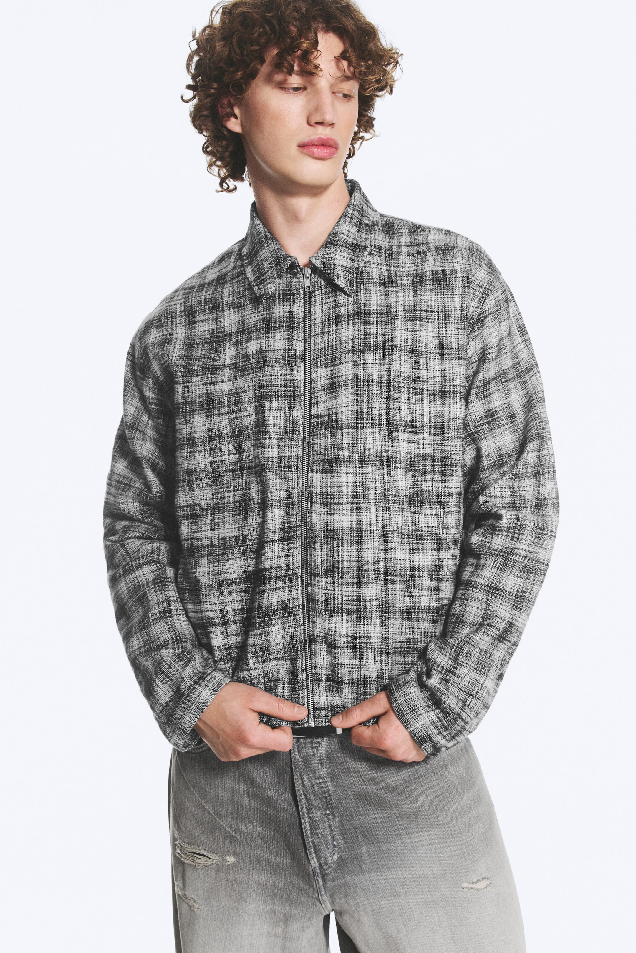 Schwarz kariert - Minimalistisches Overshirt mit Reißverschluss - 1