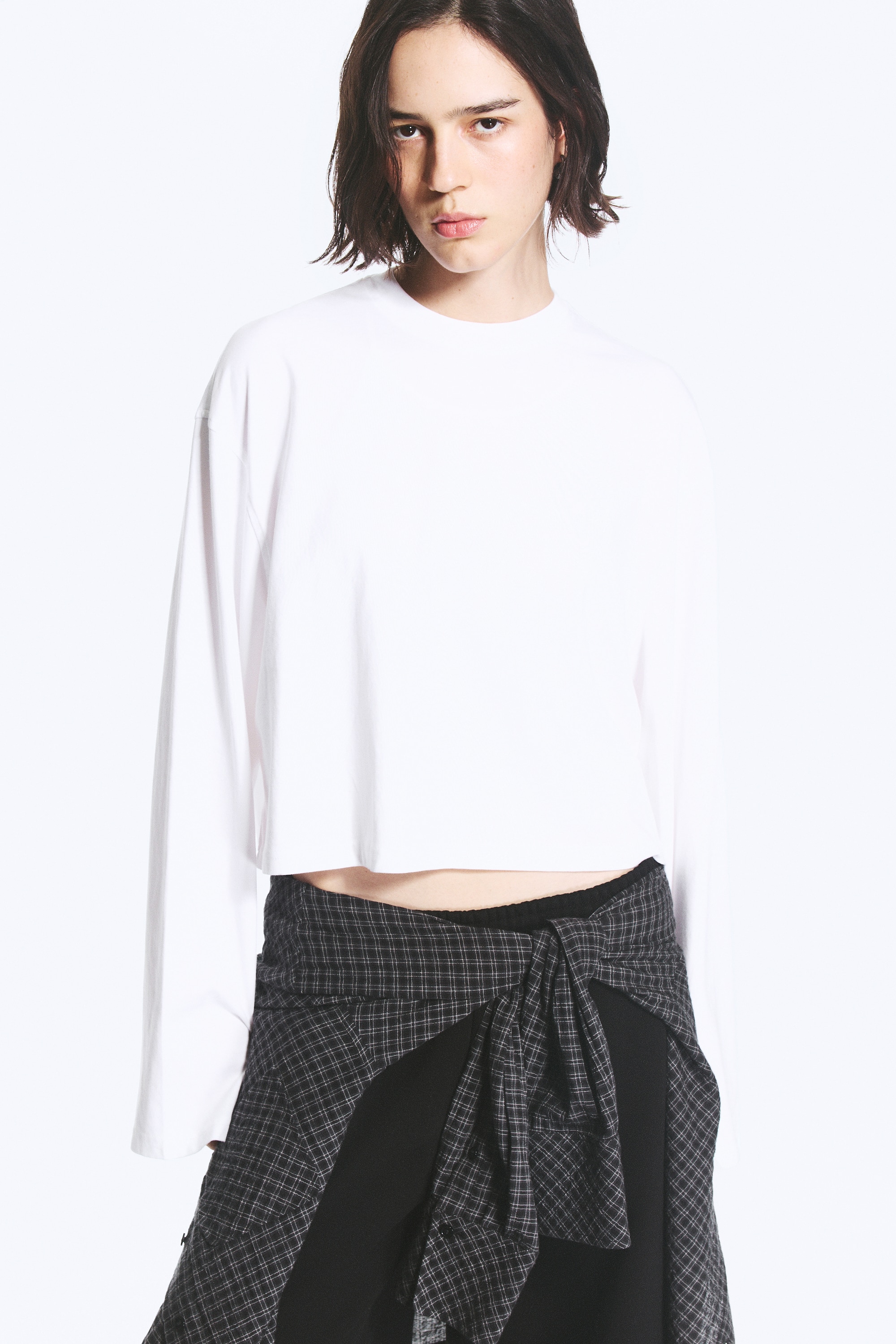 Cropped Longsleeve mit Oversized Fit - Weiß/Ausgewaschenes Blau/Ausgewaschenes Rot