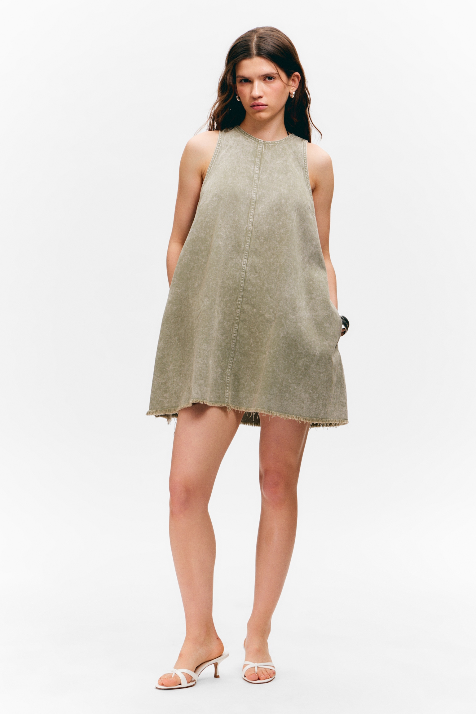 Ärmelloses Minikleid aus Baumwoll-Twill - Verwaschenes Khakigrün/Verwaschenes Dunkelbraun/Weiß