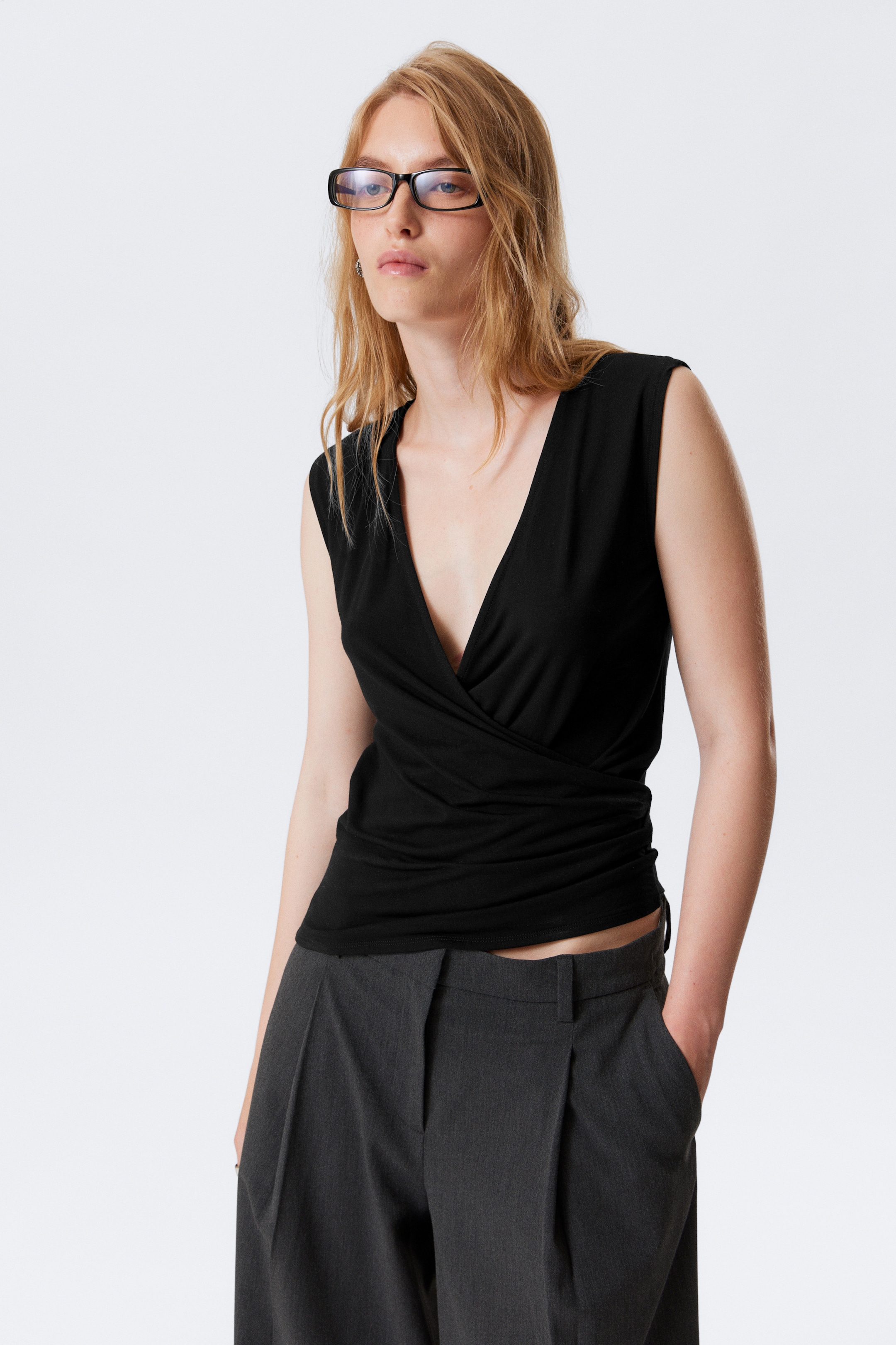 Grösseres Bild ansehen: ÄRMELLOSES WICKELTOP AUS JERSEY - Schwarz - DAMEN | H&M CH 1