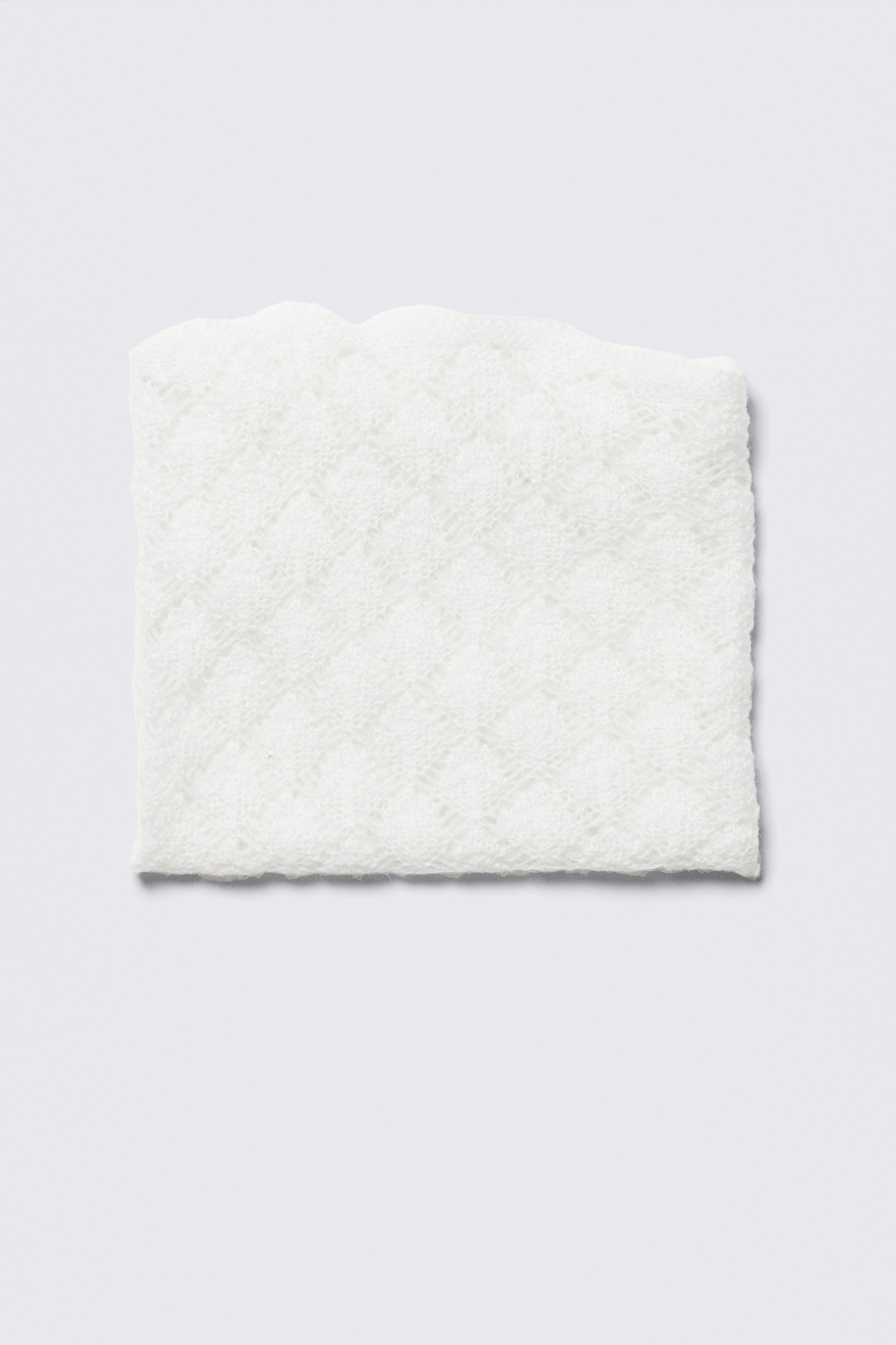 Visa större bild: Strukturmönstrad triangelformad stickad scarf - Ljus Vit - DAM | H&M SE 1