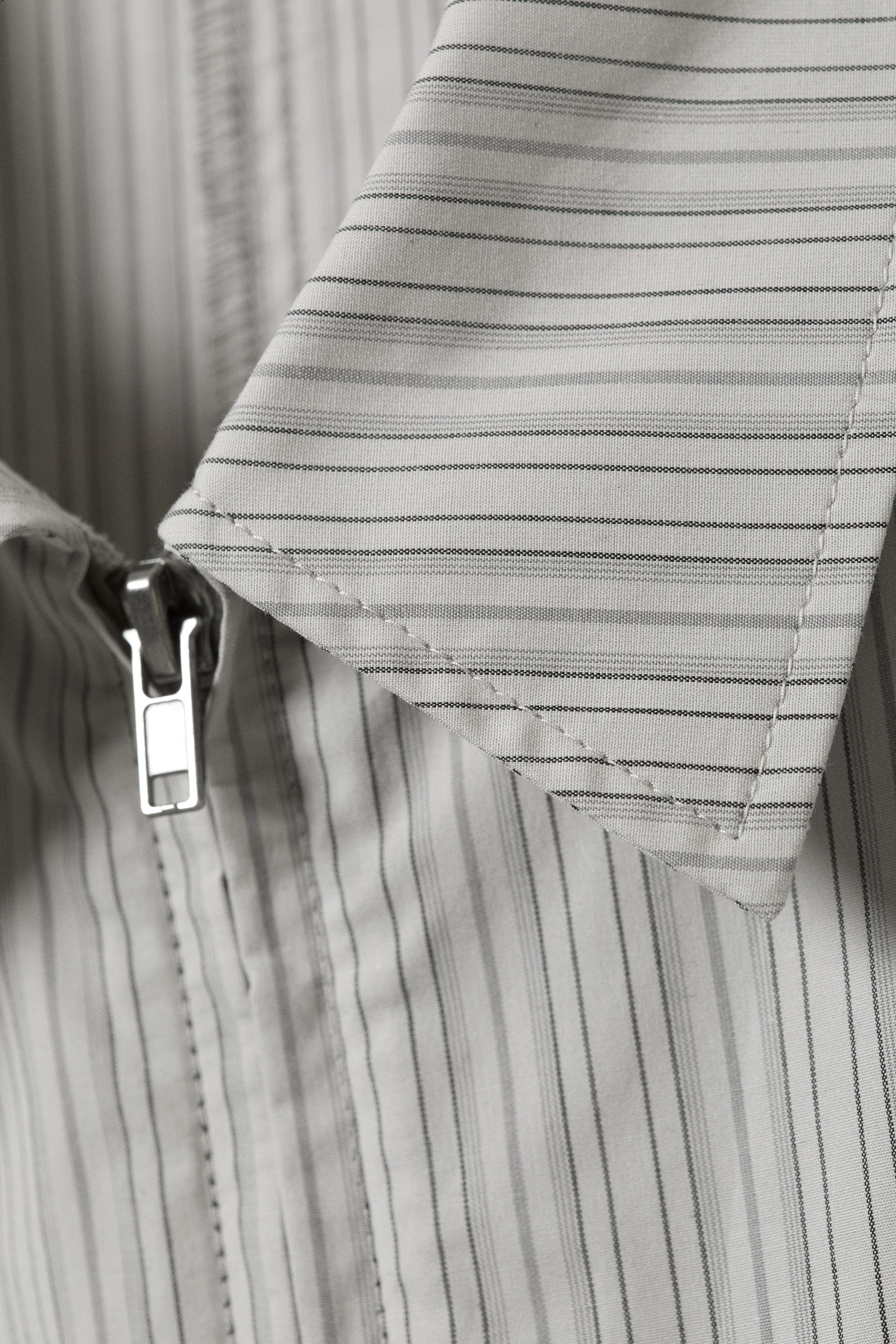 Hellgrau gestreift - Langärmeliges, tailliertes Hemd mit Reißverschluss - 5