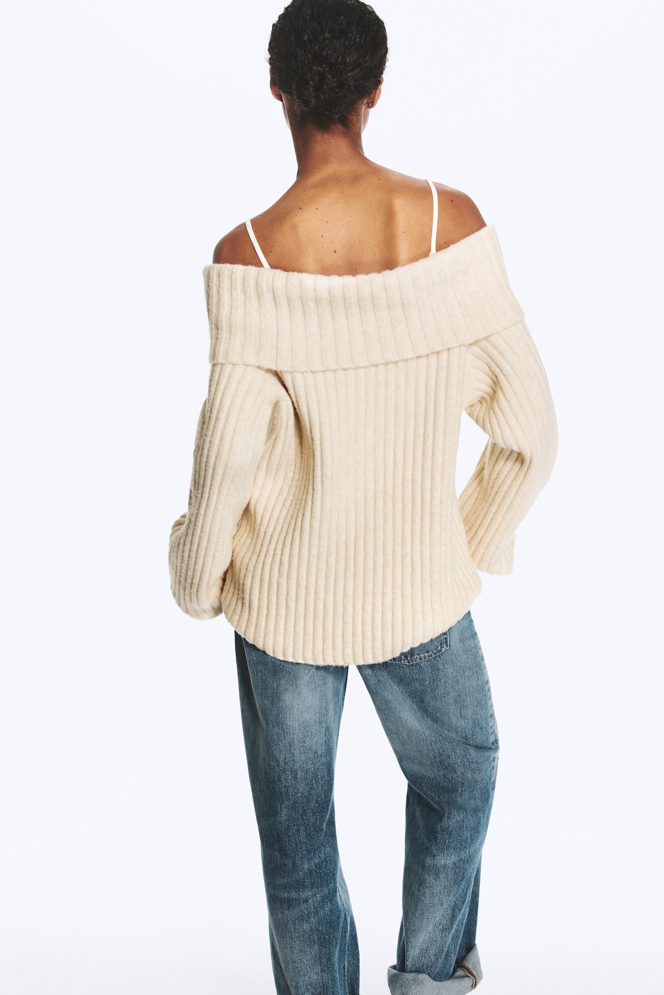 Lys beige - Off-shoulder ribbestrikket genser - 3