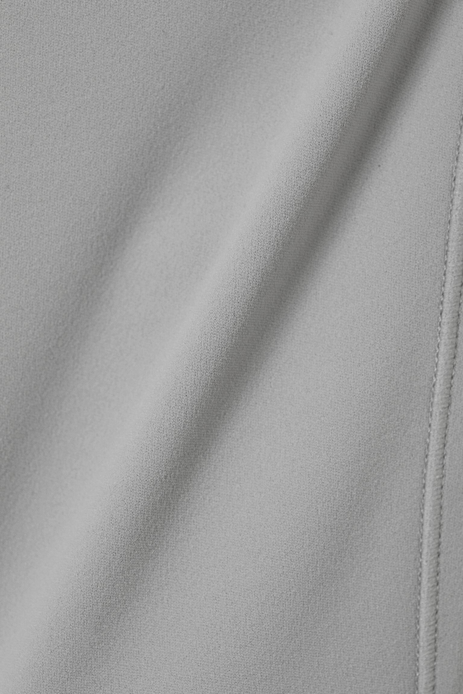 Kurzes Sporttop mit tiefem Ausschnitt - Grau/Weiß/Schwarz - 3