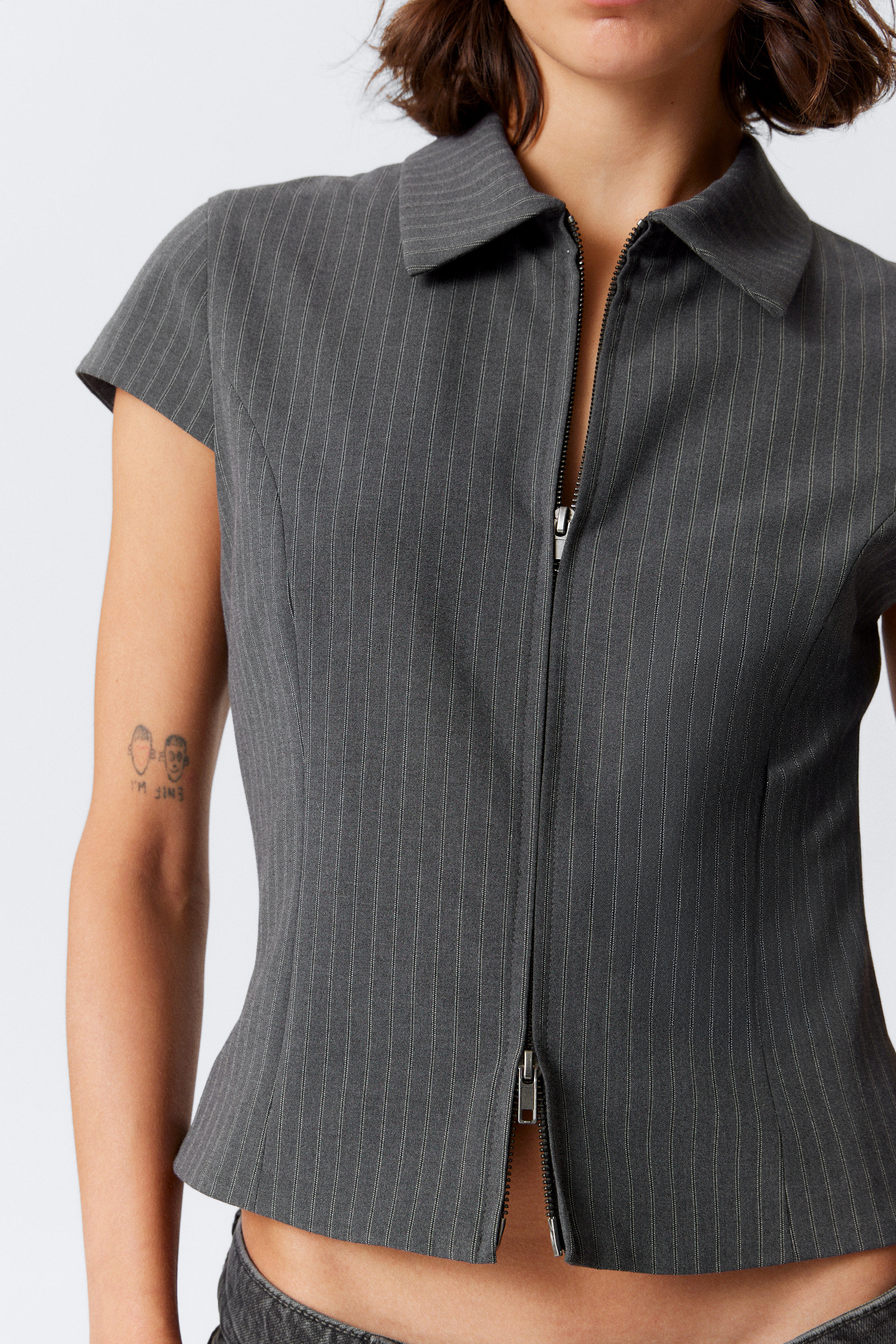 Grau gestreift - Eng anliegendes Kurzarm-Top mit Reißverschluss - 2