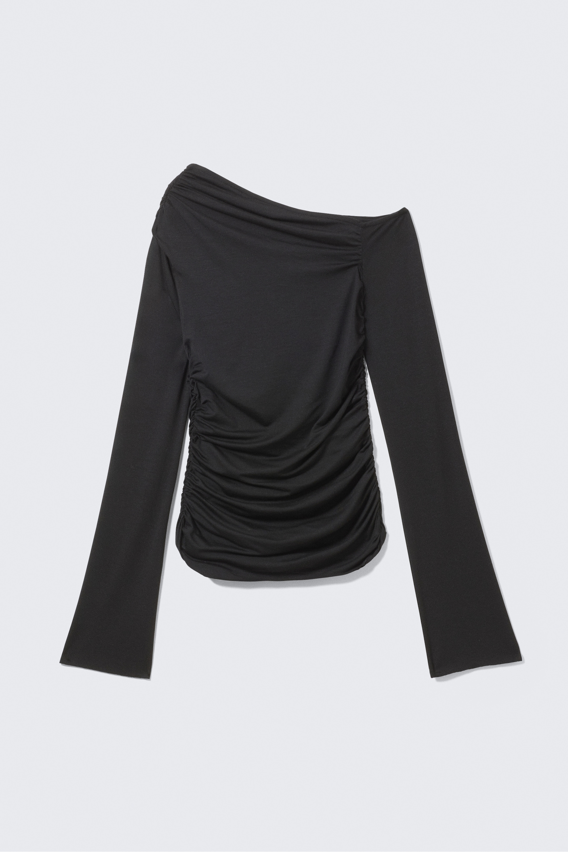 Größeres Bild anzeigen: Ein schwarzes One-Shoulder-Top liegt flach da und zeigt nach vorne. Es hat einen langen Ärmel mit einer breiten Öffnung auf der einen Seite, während die andere Schulter unbedeckt ist. Der Rumpf des Kleidungsstücks ist stark gerafft, wodurch weiche, horizontale Falten entstehen.
