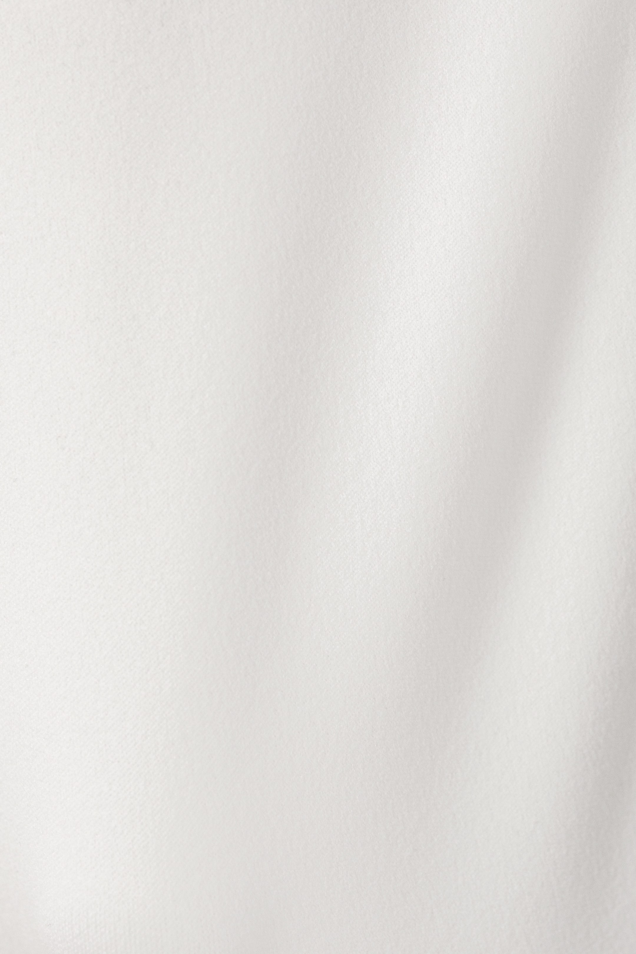 Weiß - Kurzes Sporttop mit tiefem Ausschnitt - 5